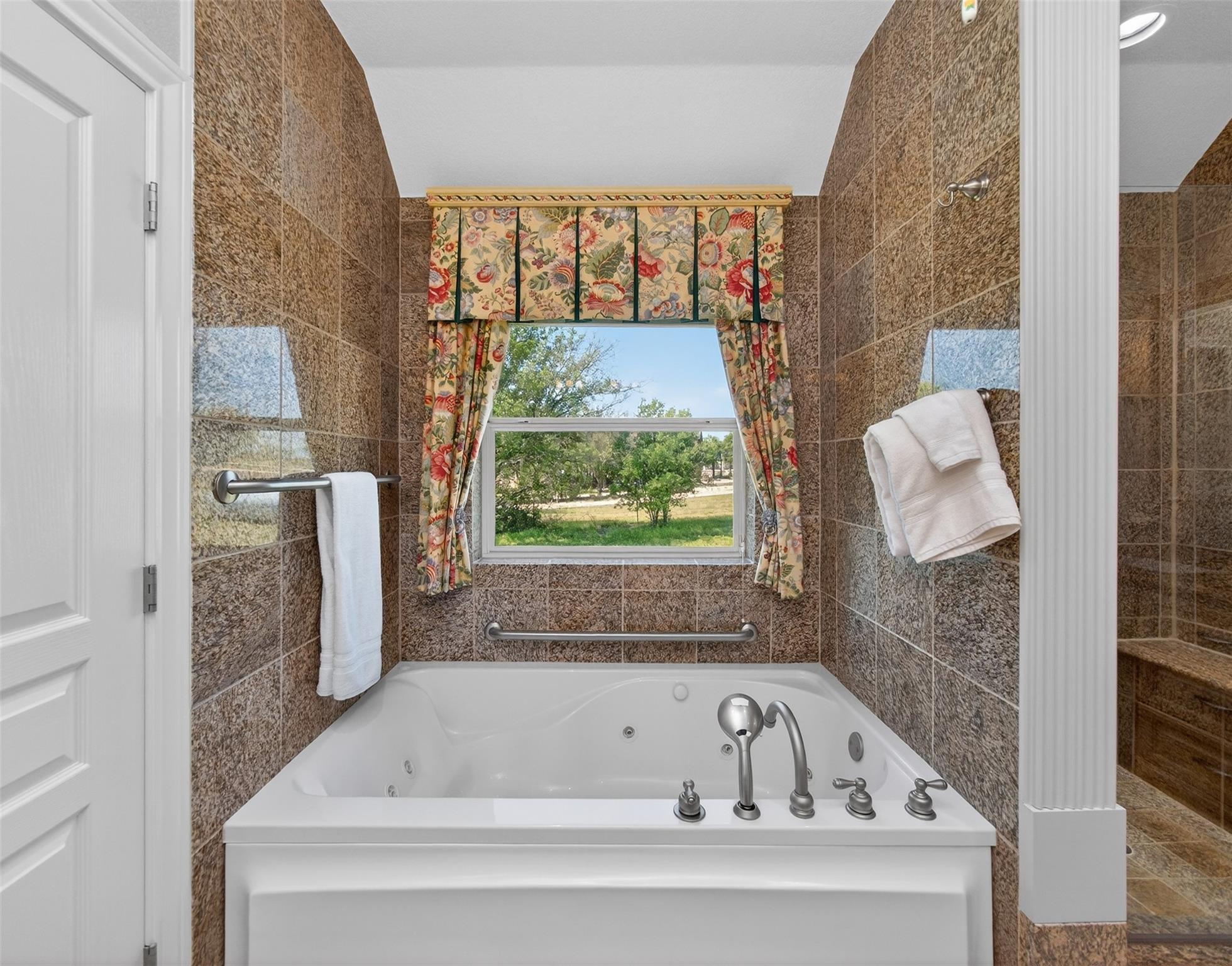 493 Chimney Cove Dr, Marble Falls, TX 78654