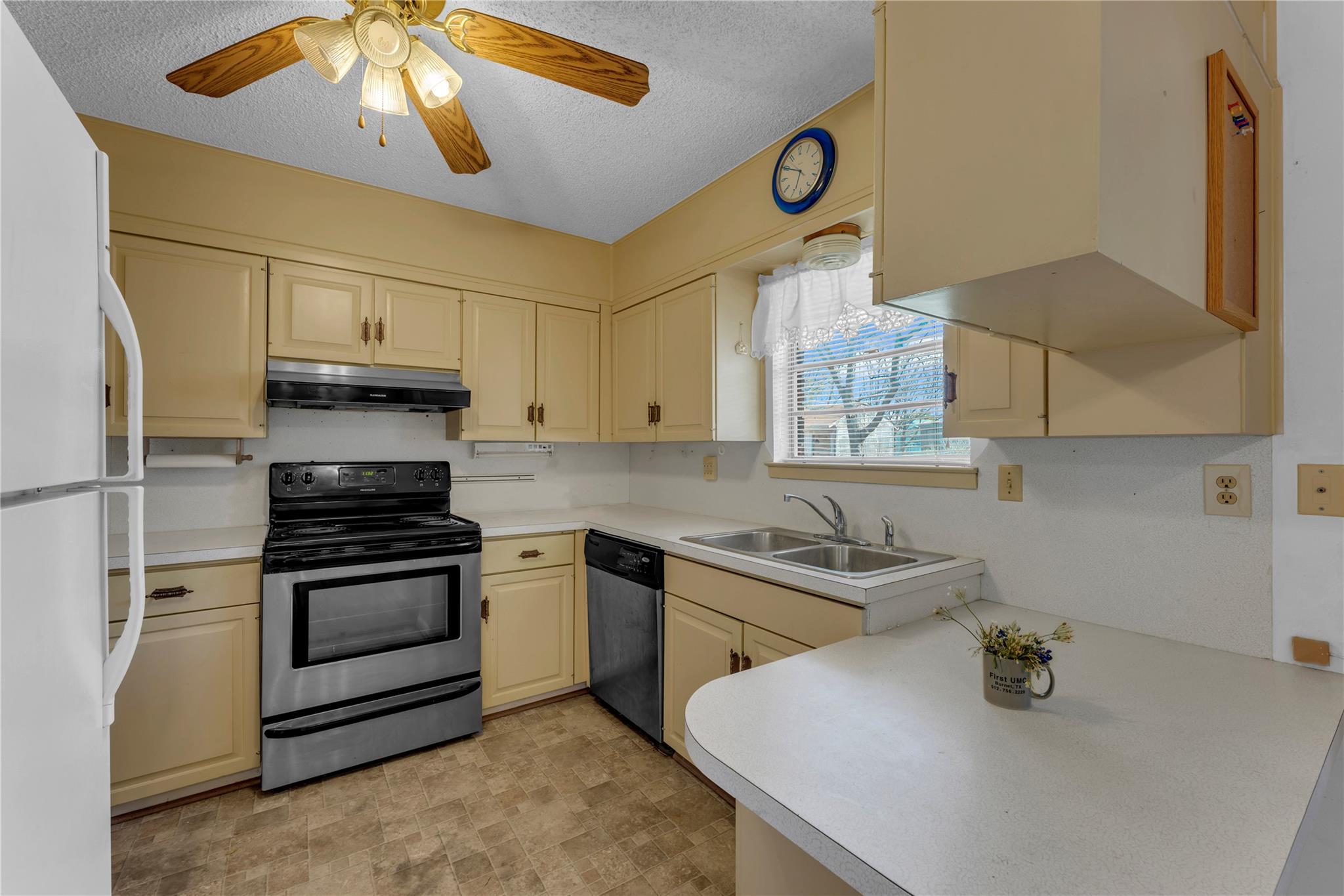 901 N Hill St, Burnet, TX 78611