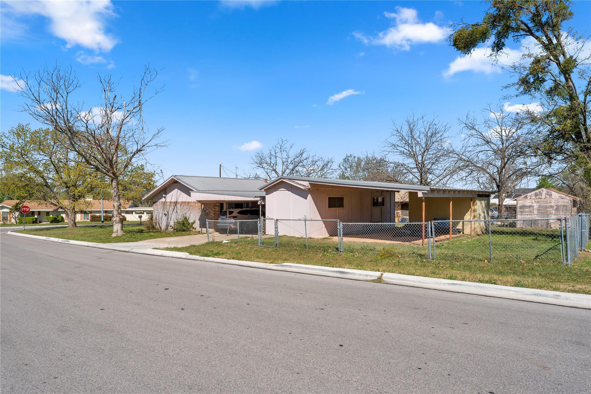 901 N Hill St, Burnet, TX 78611