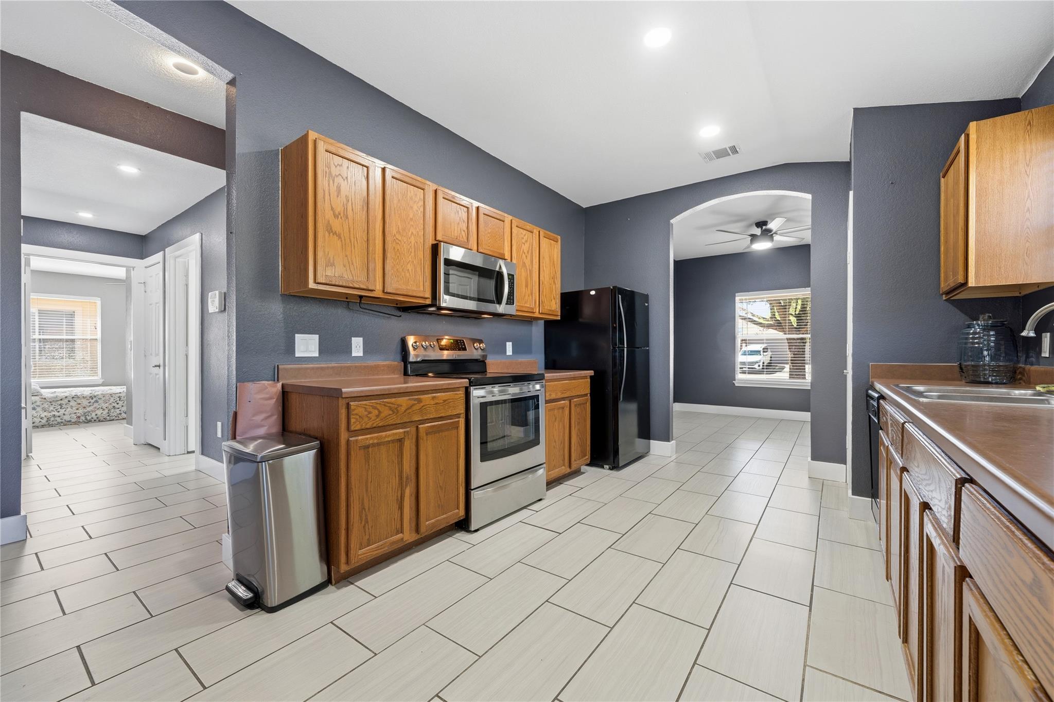 12800 Sky Harbor Dr, Del Valle, TX 78617