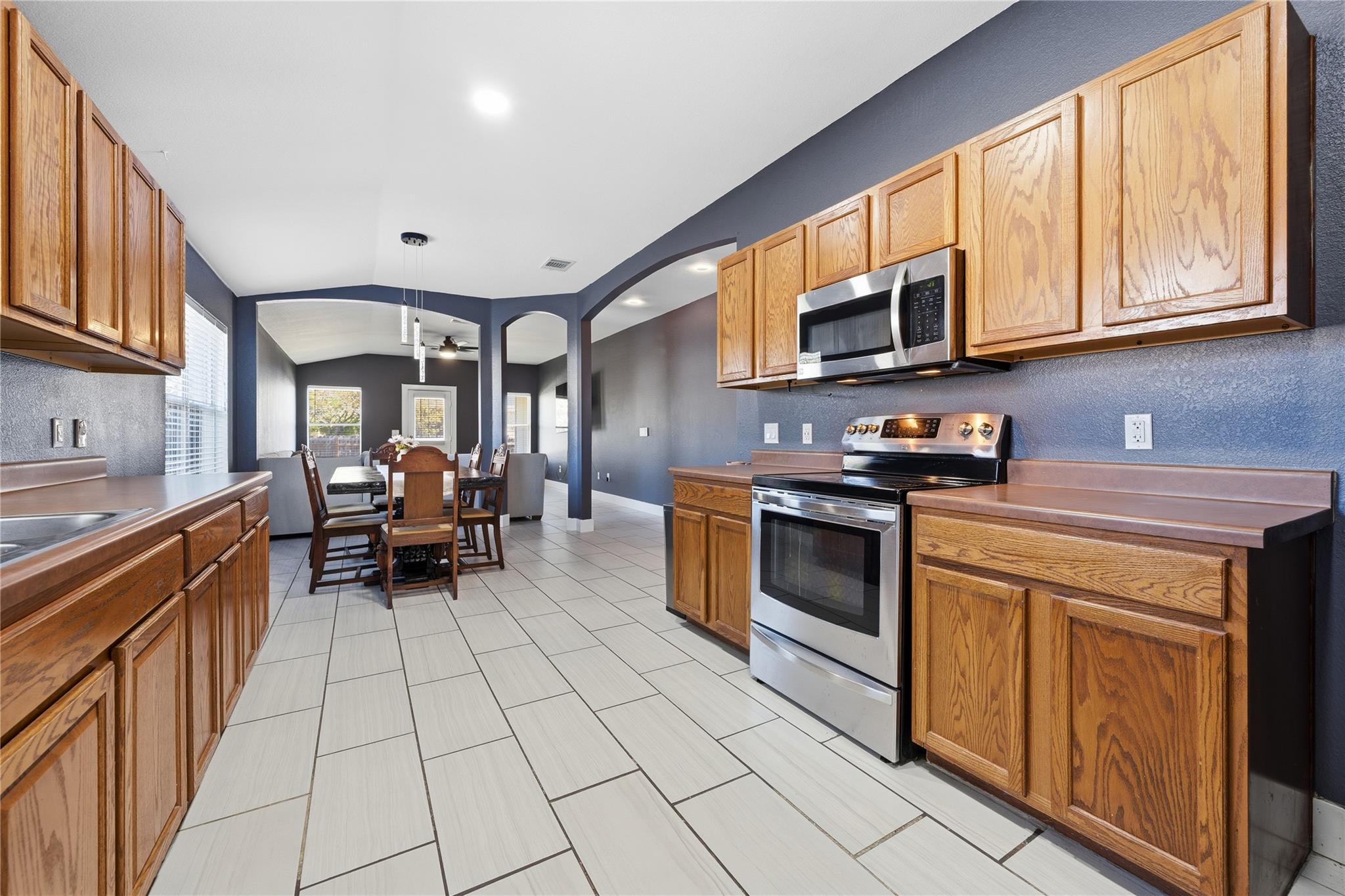 12800 Sky Harbor Dr, Del Valle, TX 78617