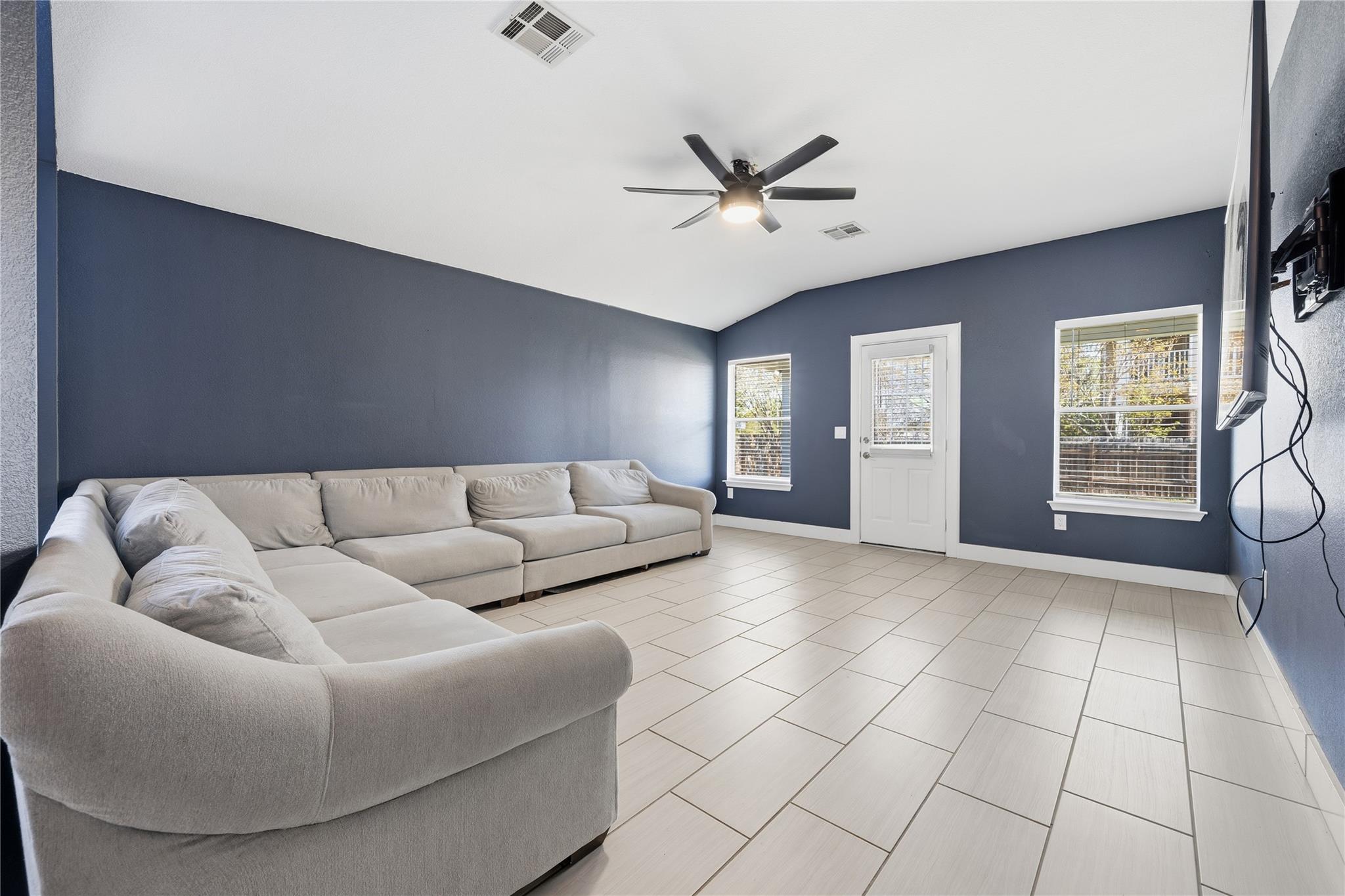 12800 Sky Harbor Dr, Del Valle, TX 78617