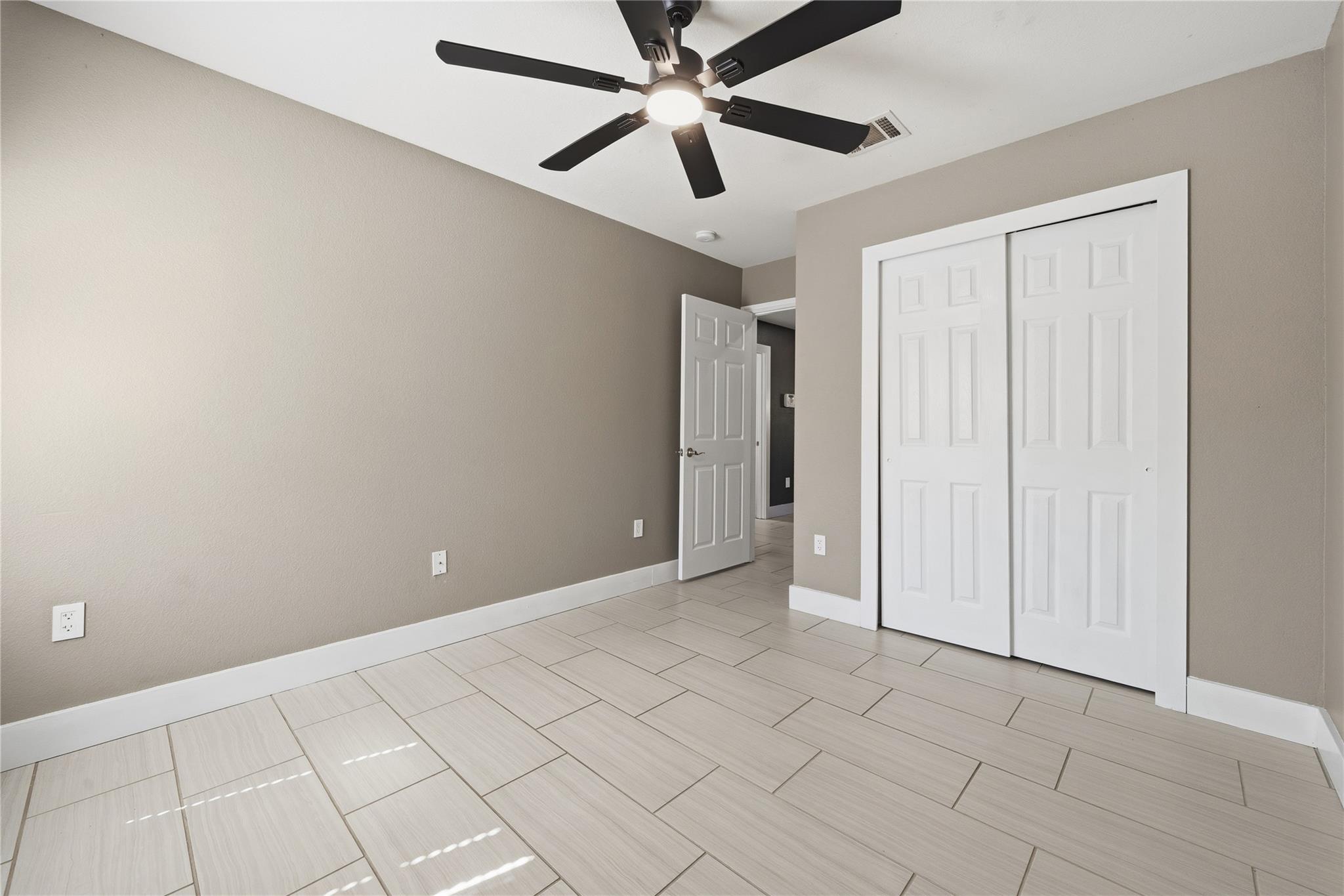 12800 Sky Harbor Dr, Del Valle, TX 78617