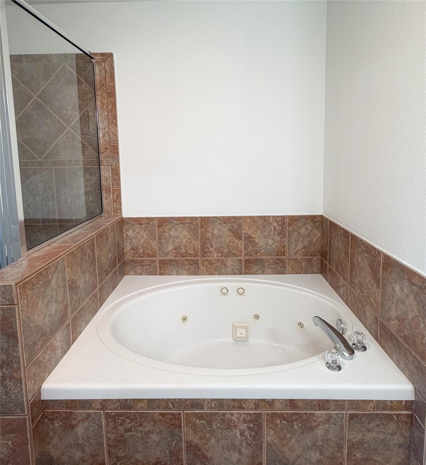 430 Summit Ridge Dr N, Point Venture, TX 78645