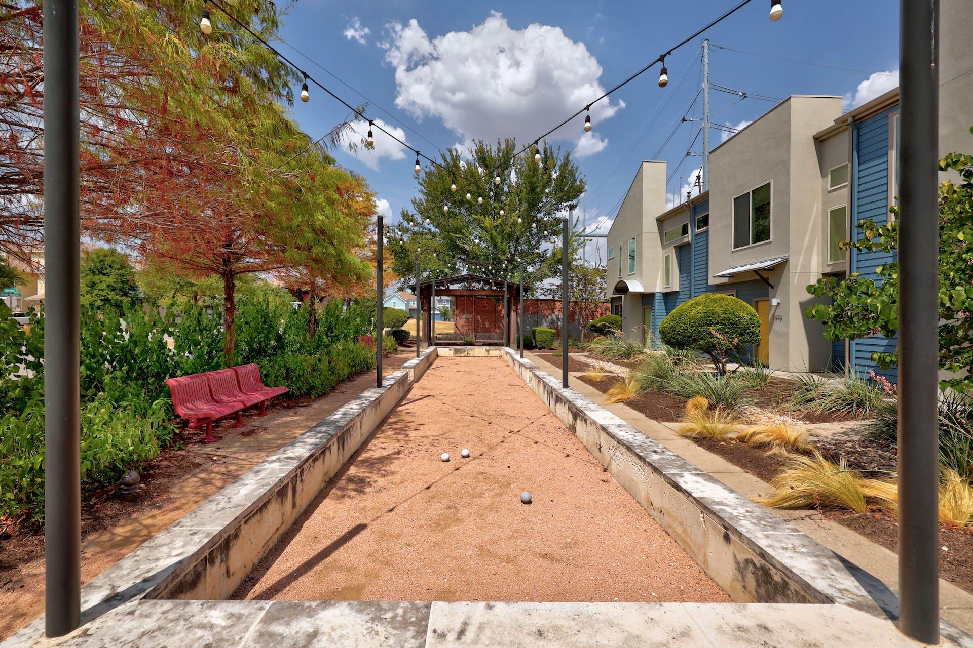 909 Mountaineer Ln, Austin, TX 78757