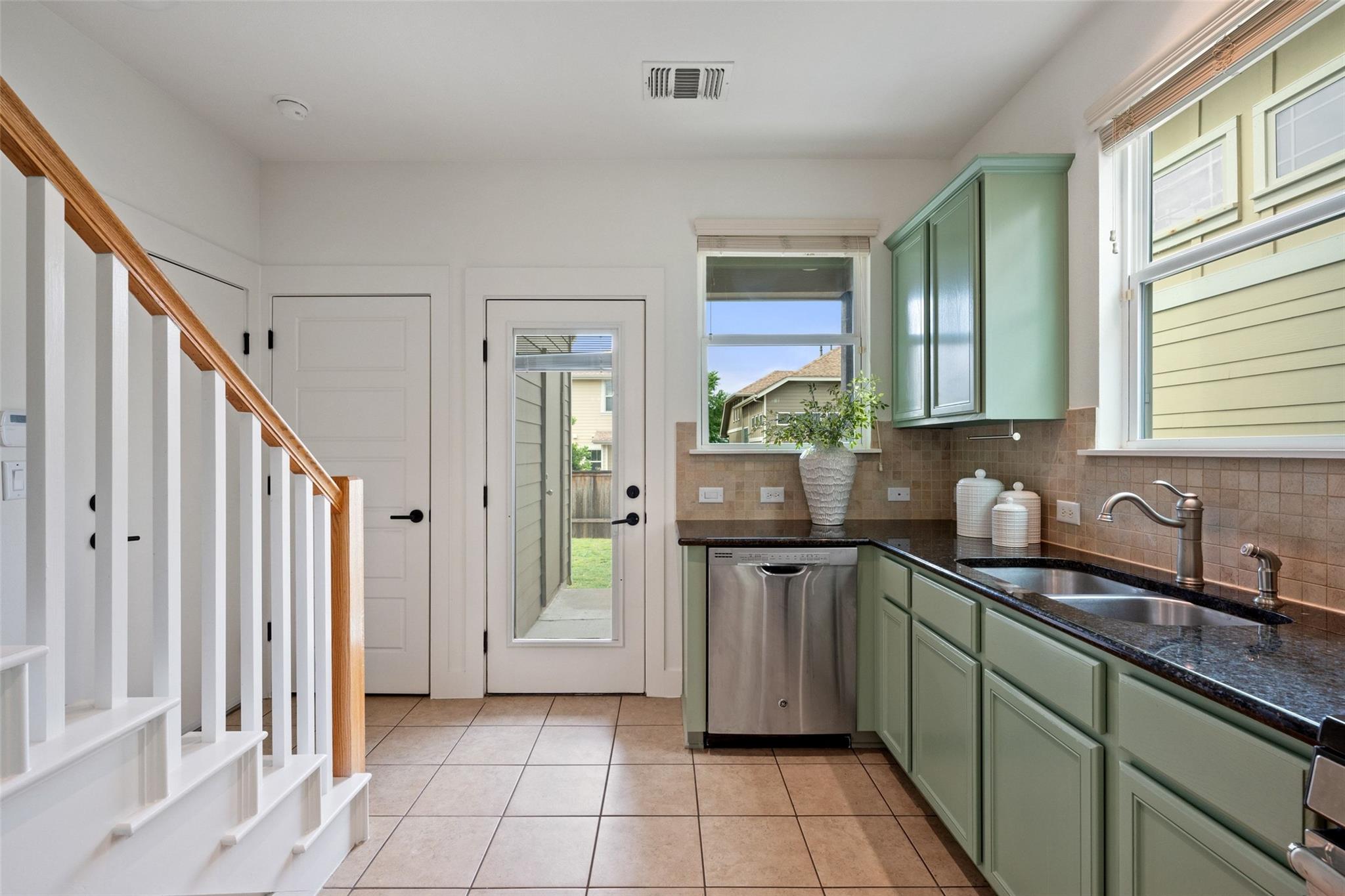 909 Mountaineer Ln, Austin, TX 78757