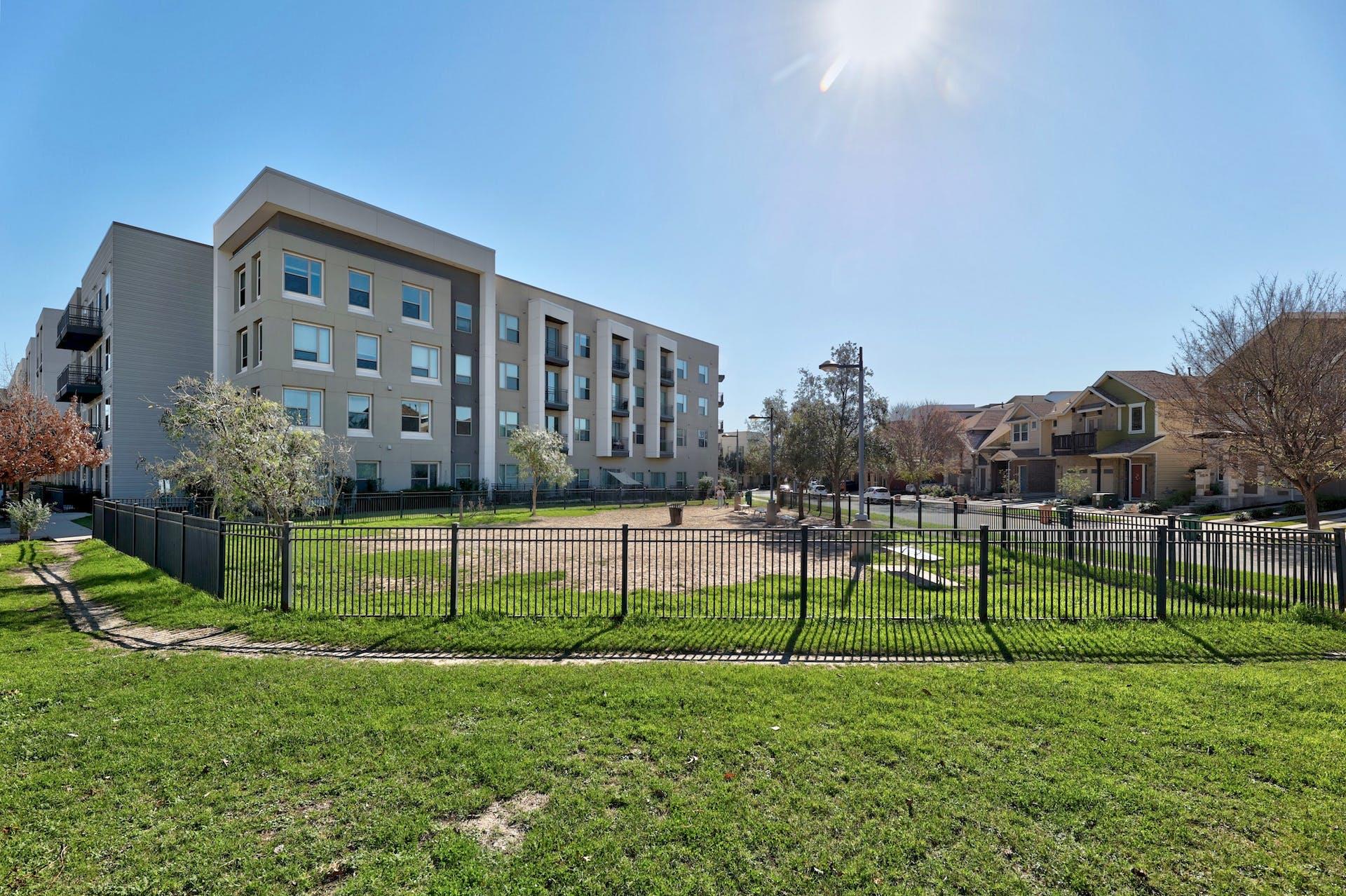 909 Mountaineer Ln, Austin, TX 78757