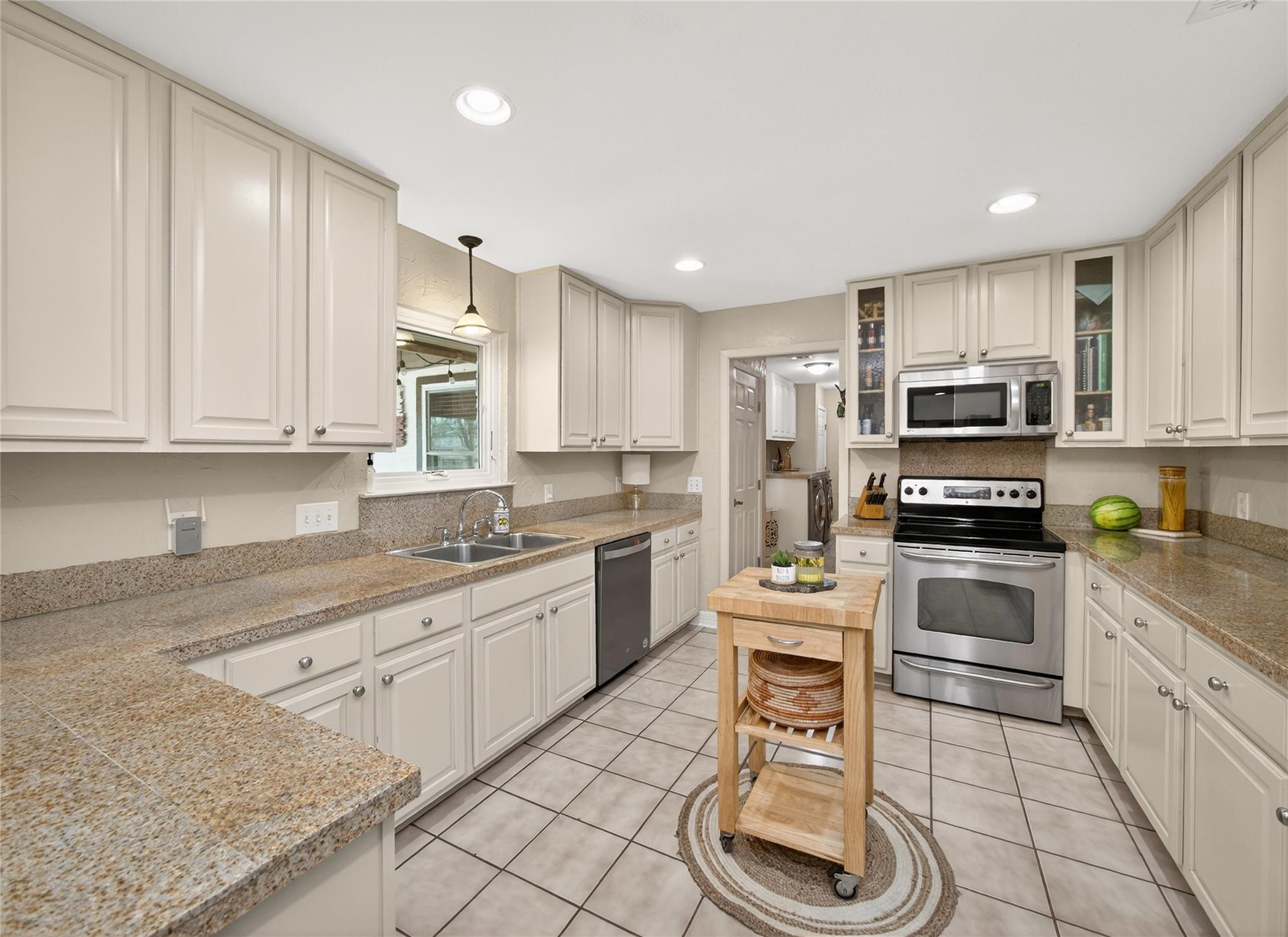 718 Post Oak Dr, Dripping Springs, TX 78620