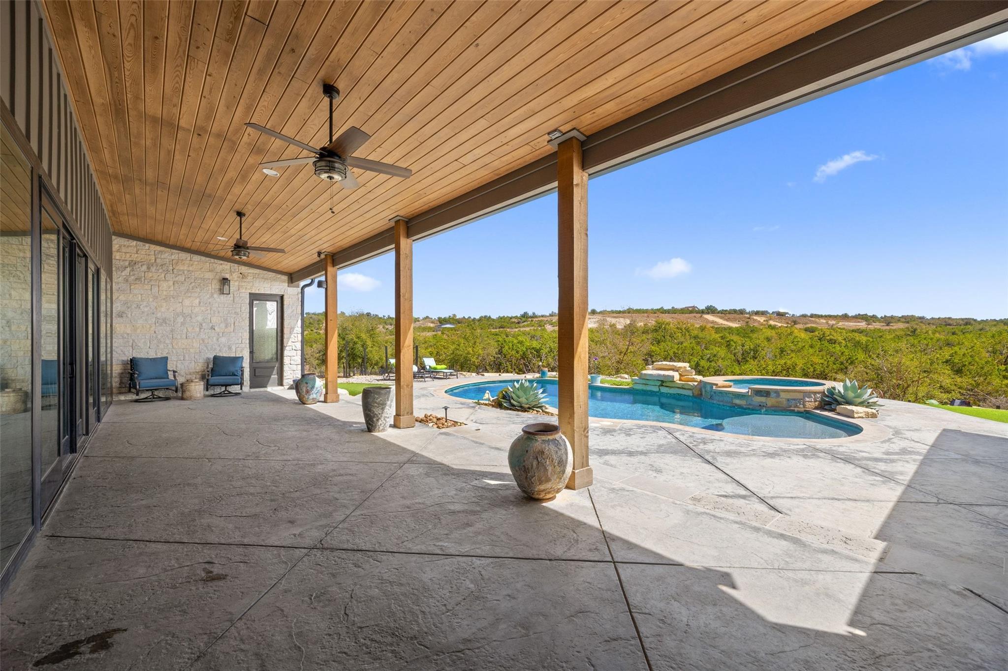 2105 Legacy Hills Dr, Johnson City, TX 78636