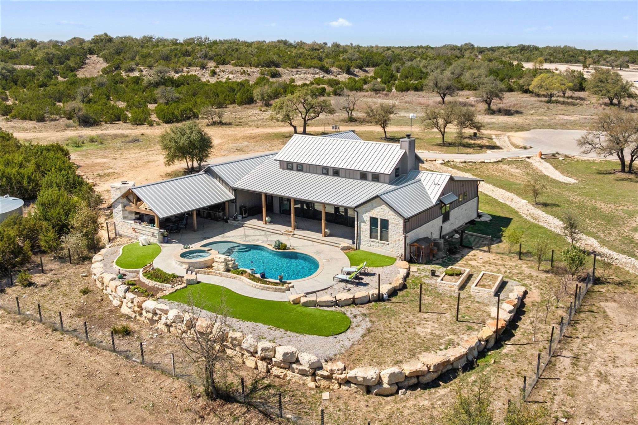 2105 Legacy Hills Dr, Johnson City, TX 78636