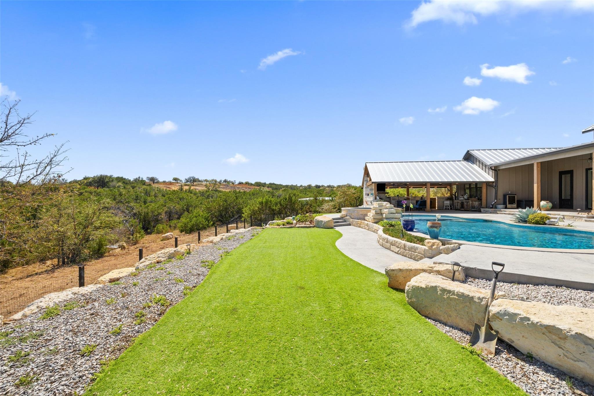 2105 Legacy Hills Dr, Johnson City, TX 78636