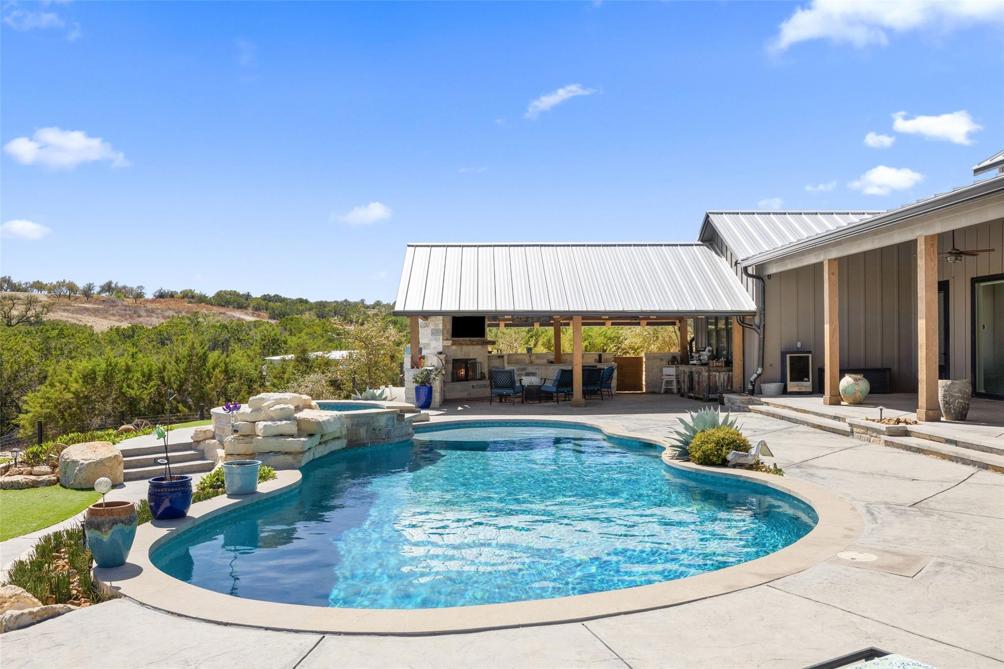 2105 Legacy Hills Dr, Johnson City, TX 78636