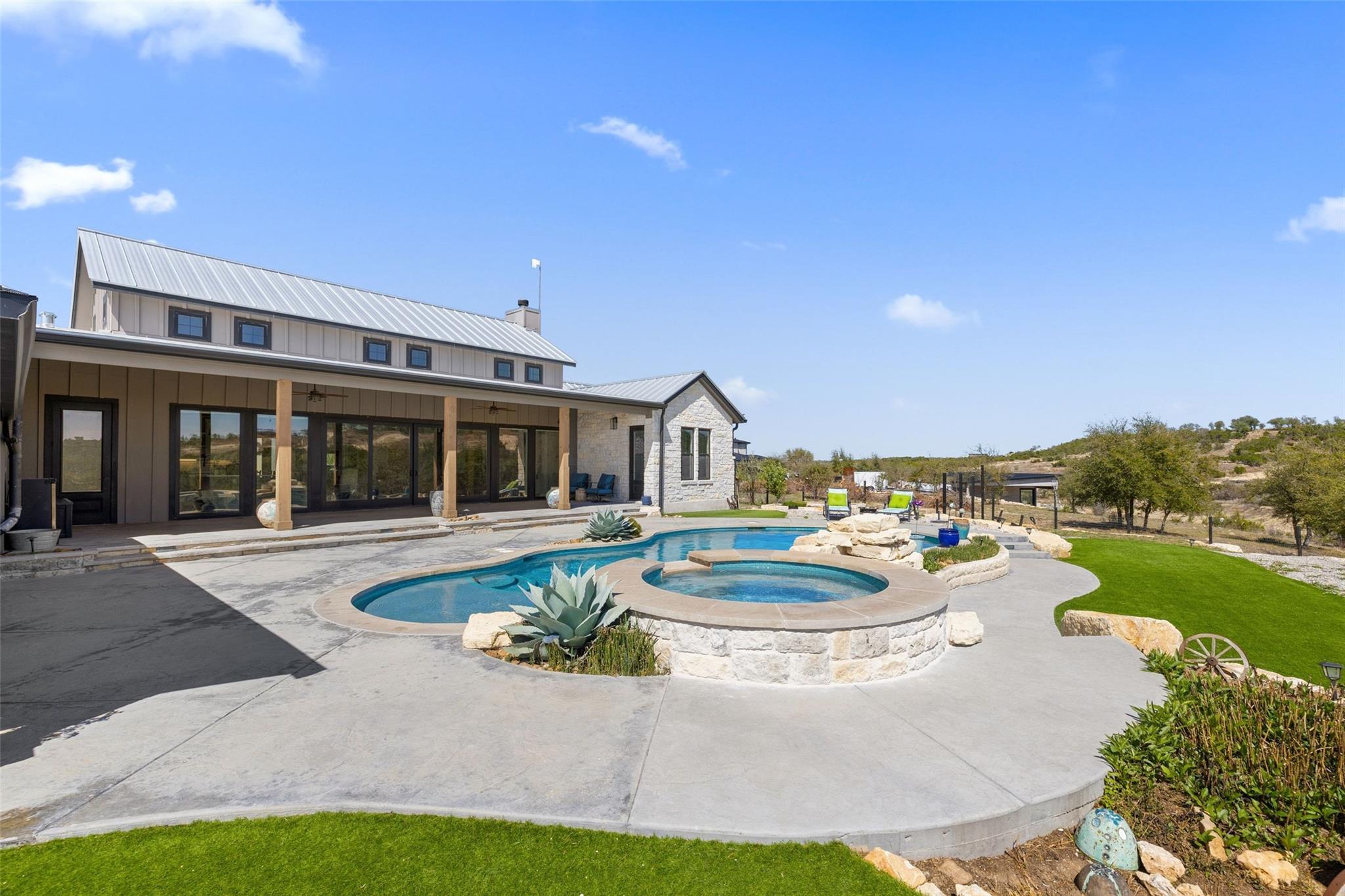 2105 Legacy Hills Dr, Johnson City, TX 78636