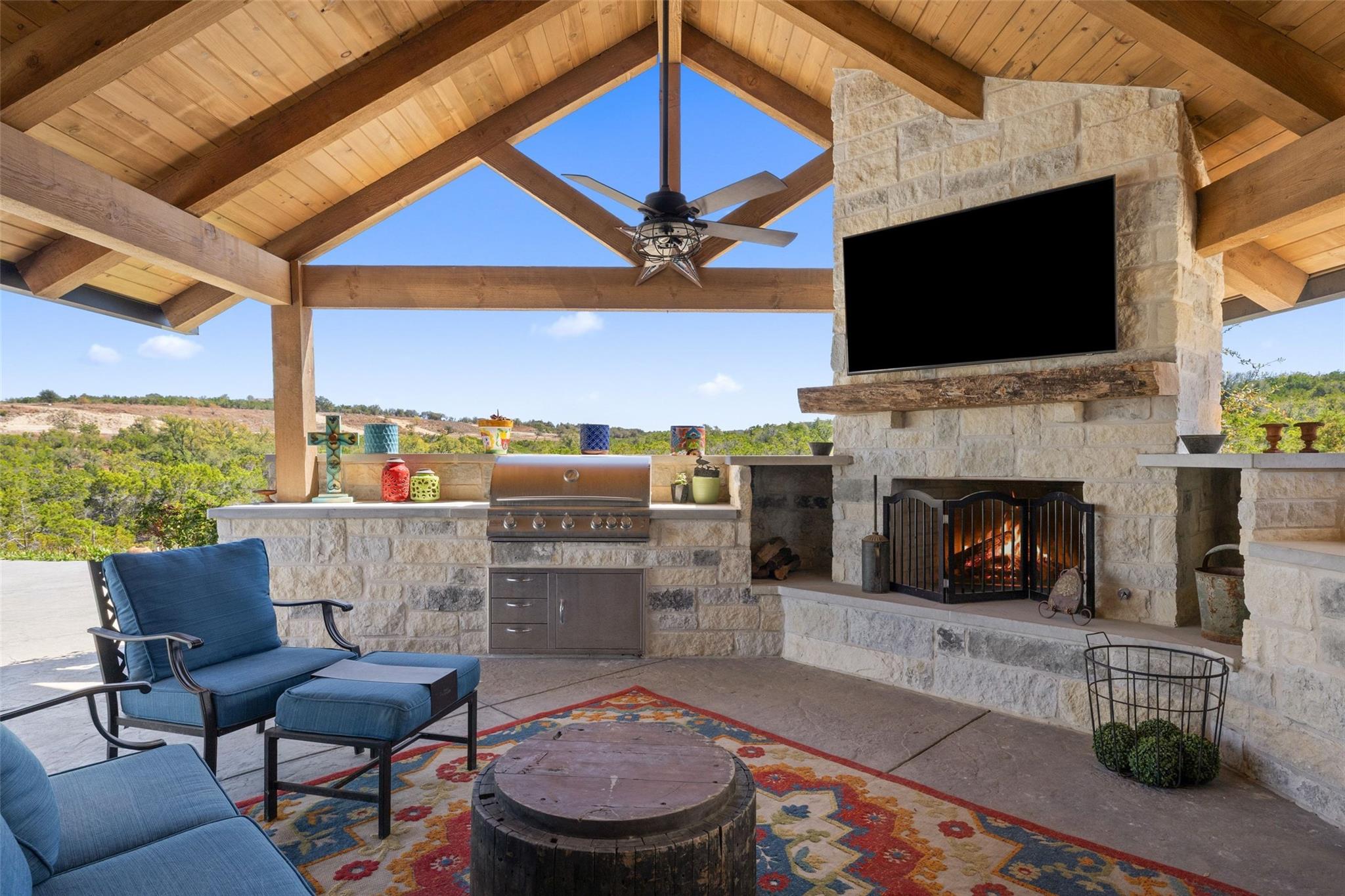 2105 Legacy Hills Dr, Johnson City, TX 78636