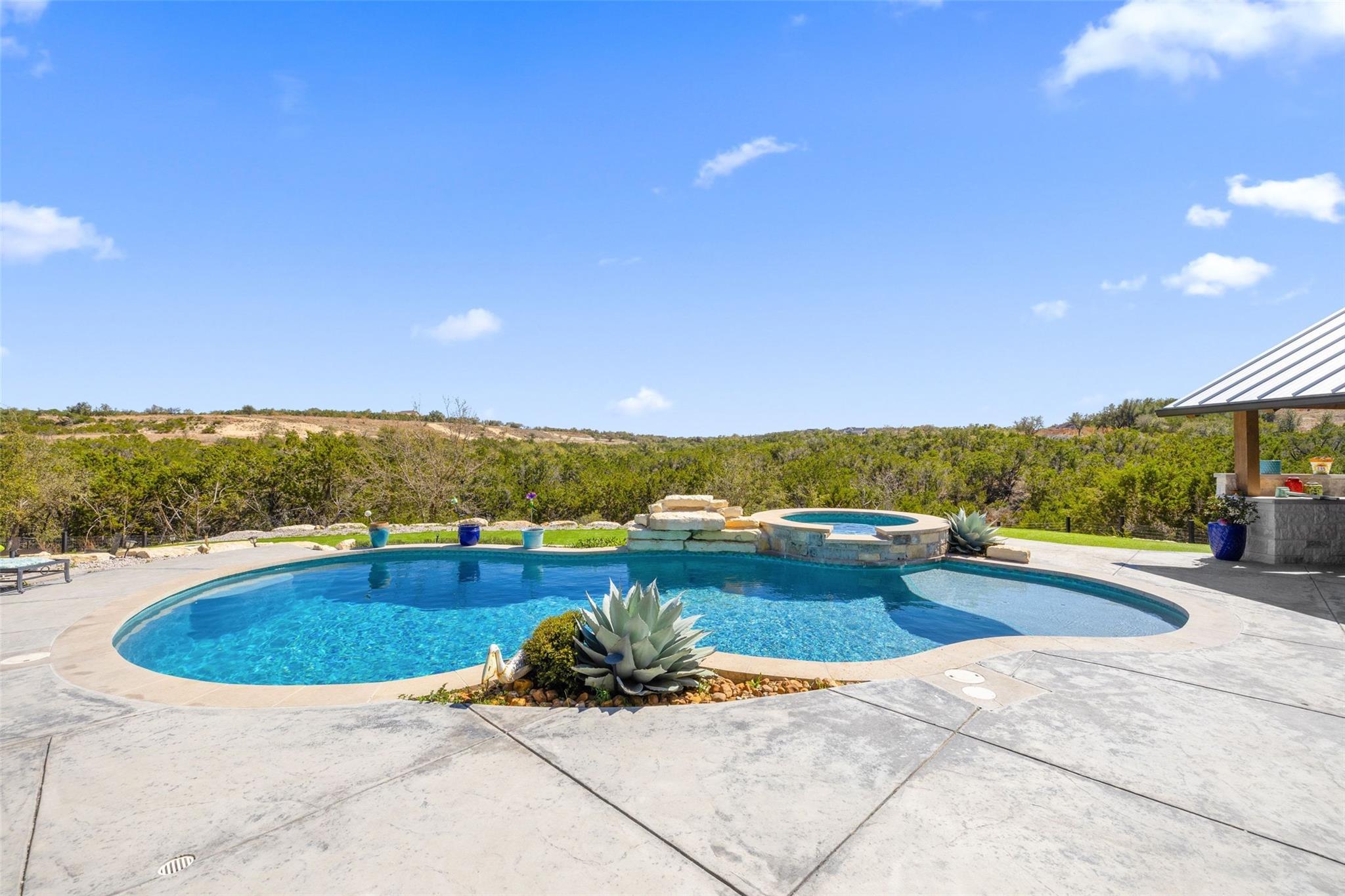 2105 Legacy Hills Dr, Johnson City, TX 78636