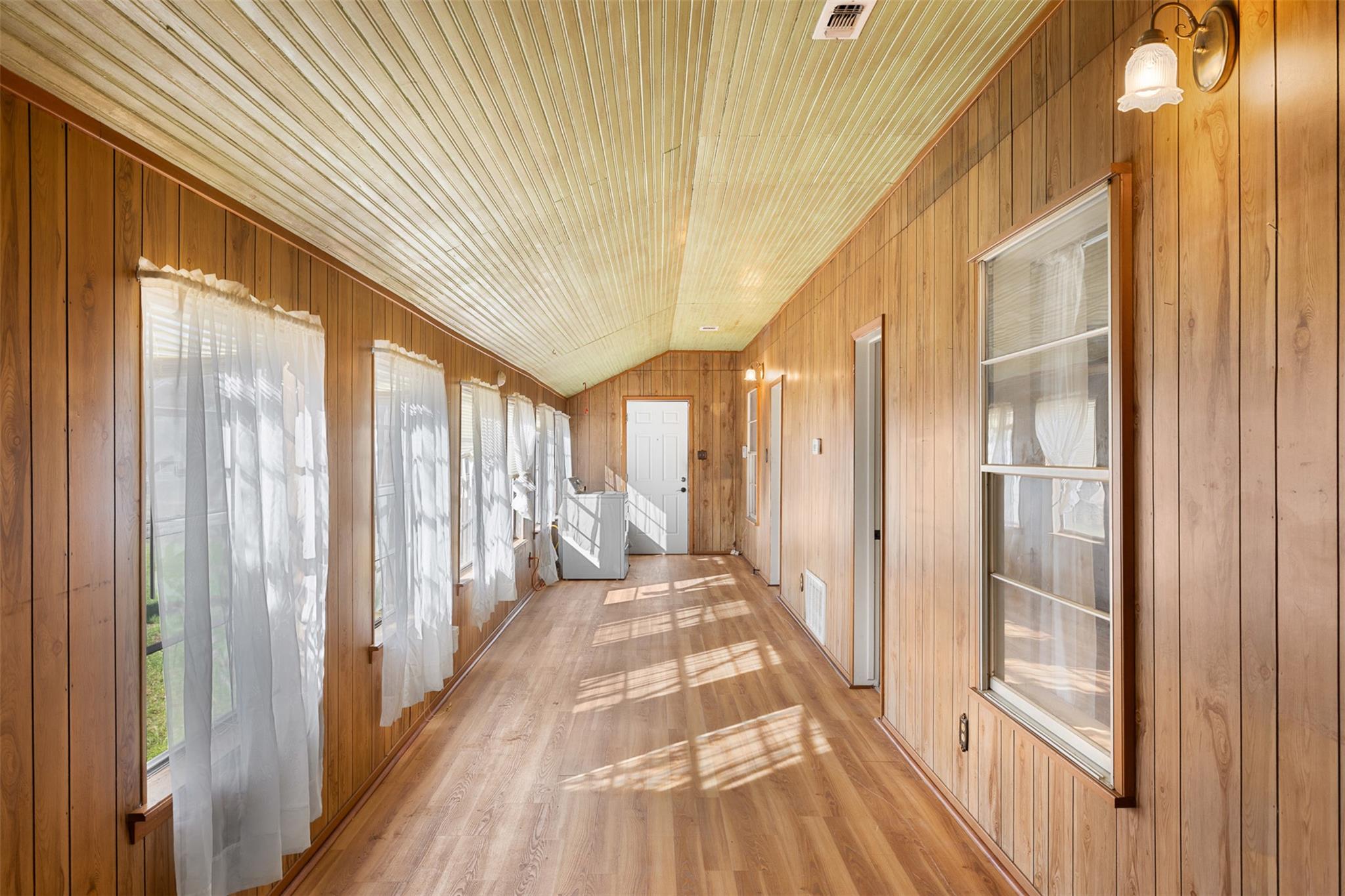 809 N Main St, Lexington, TX 78947