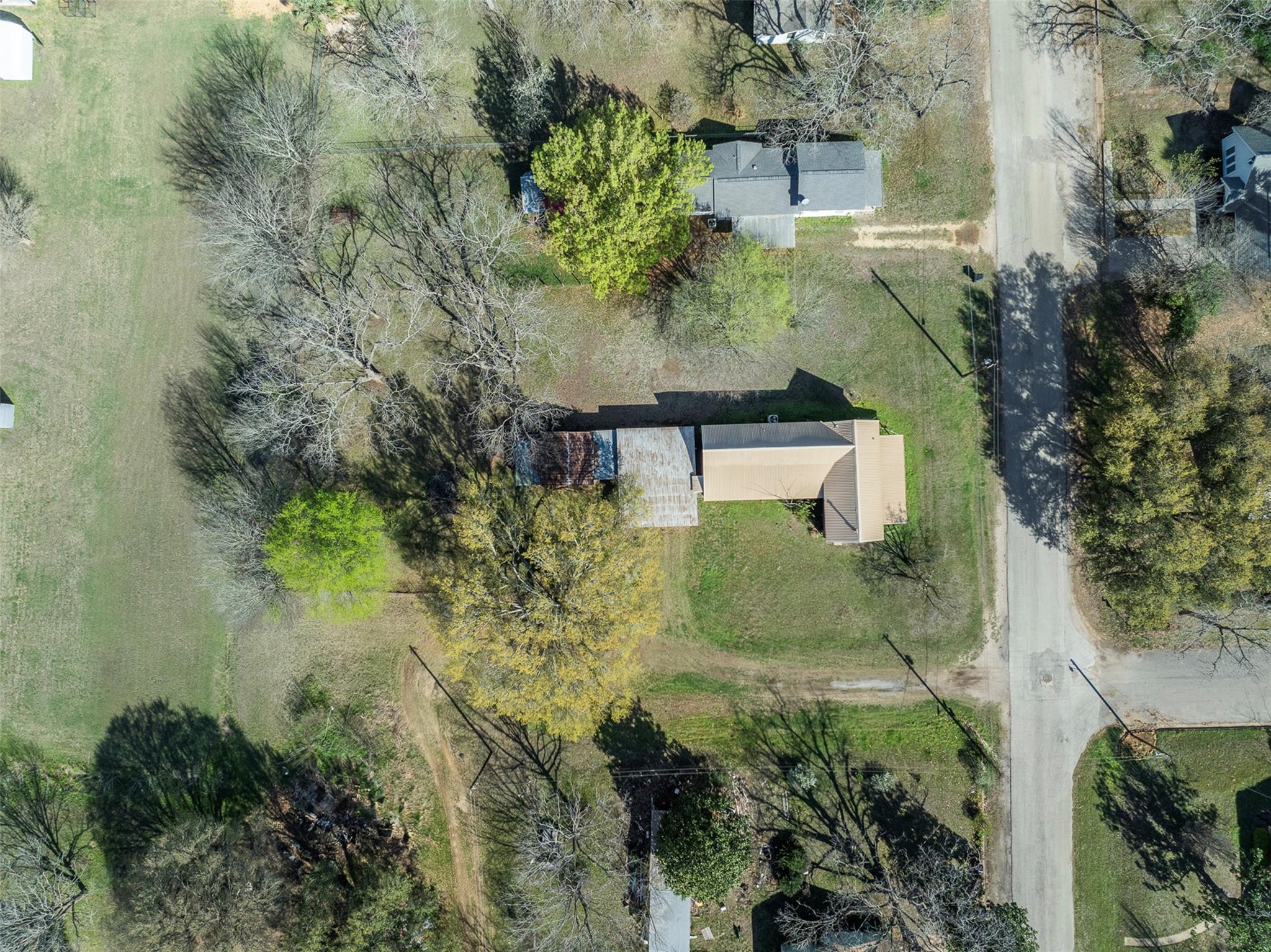 809 N Main St, Lexington, TX 78947