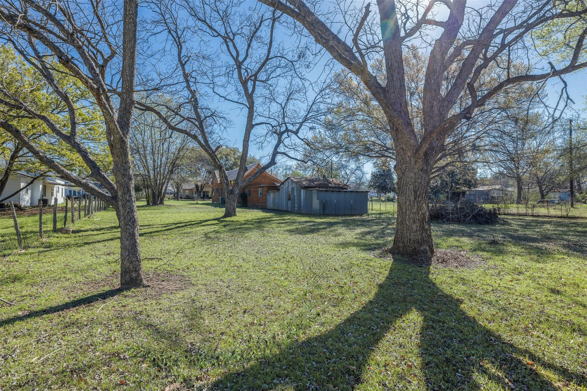809 N Main St, Lexington, TX 78947