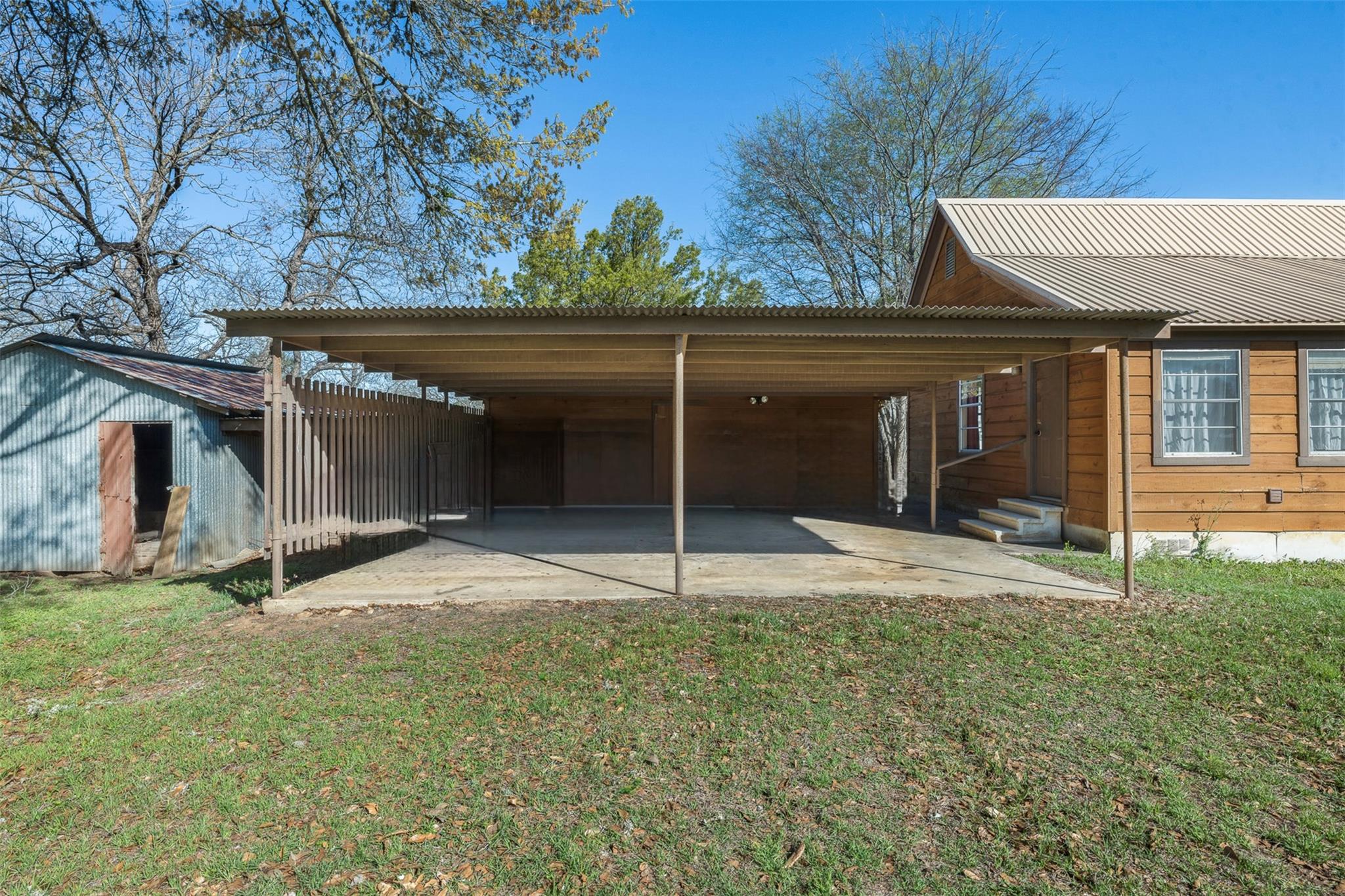 809 N Main St, Lexington, TX 78947