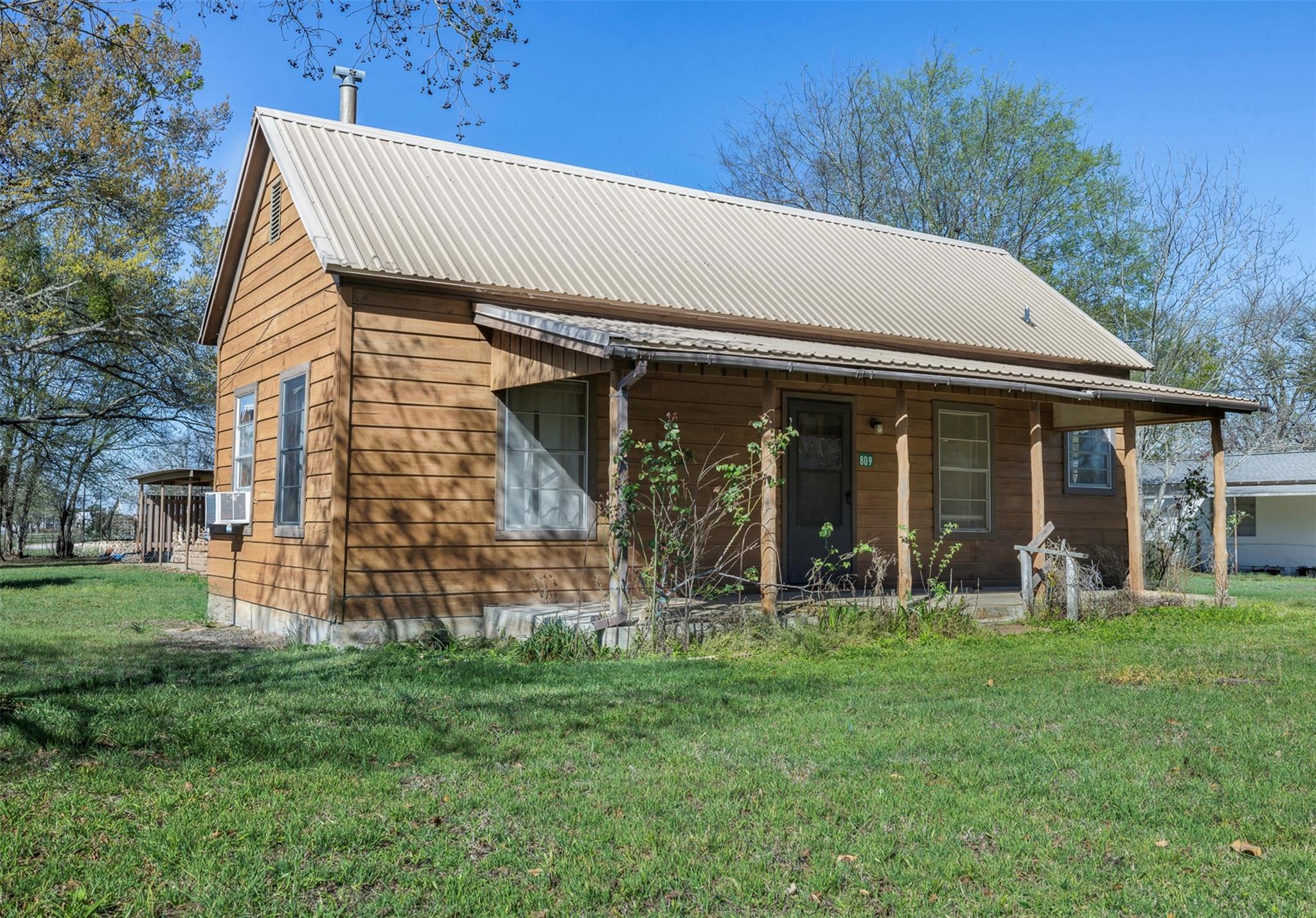 809 N Main St, Lexington, TX 78947