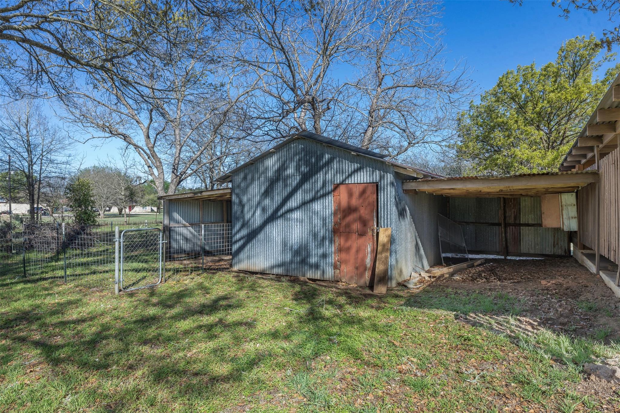 809 N Main St, Lexington, TX 78947