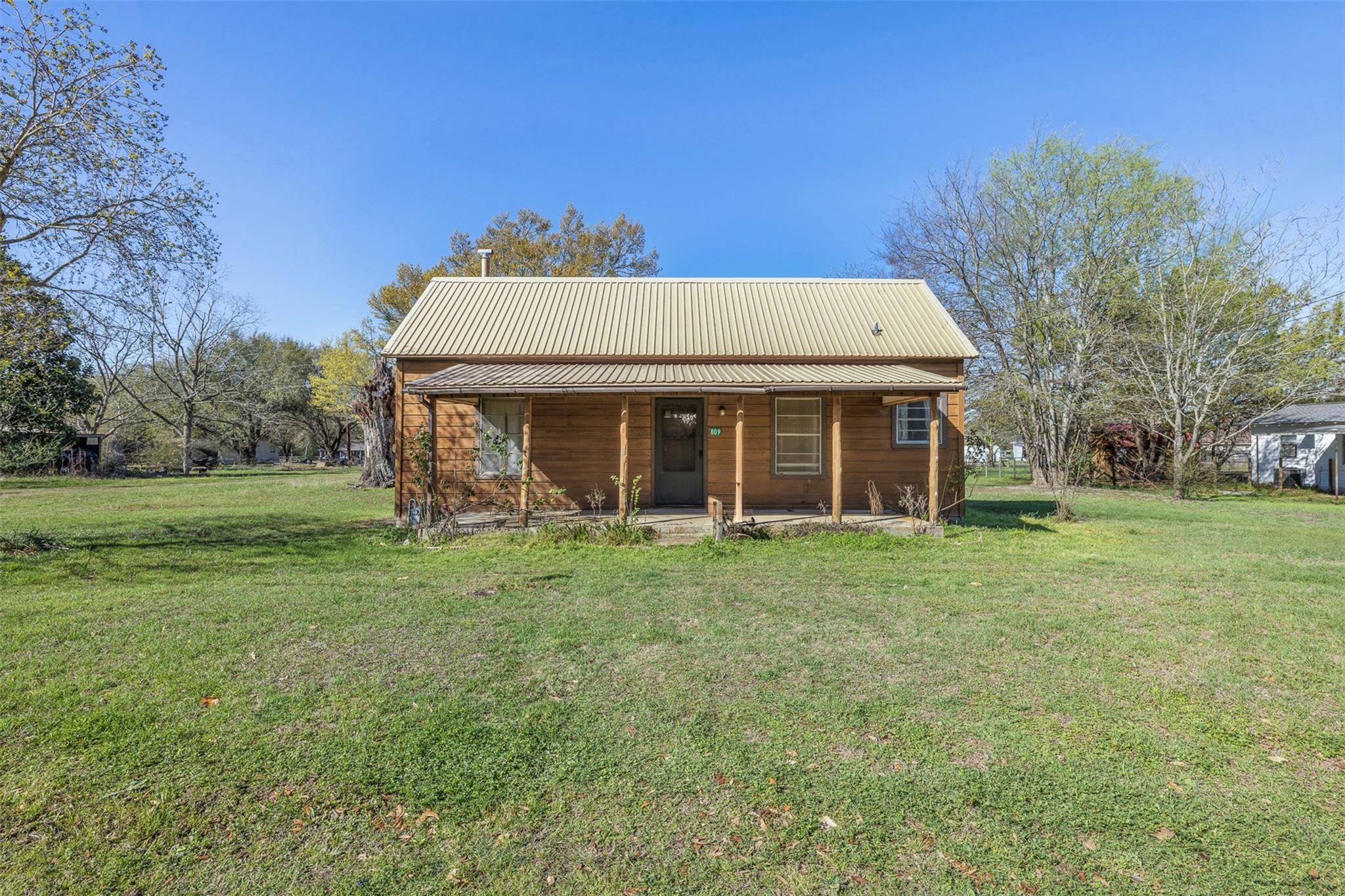 809 N Main St, Lexington, TX 78947