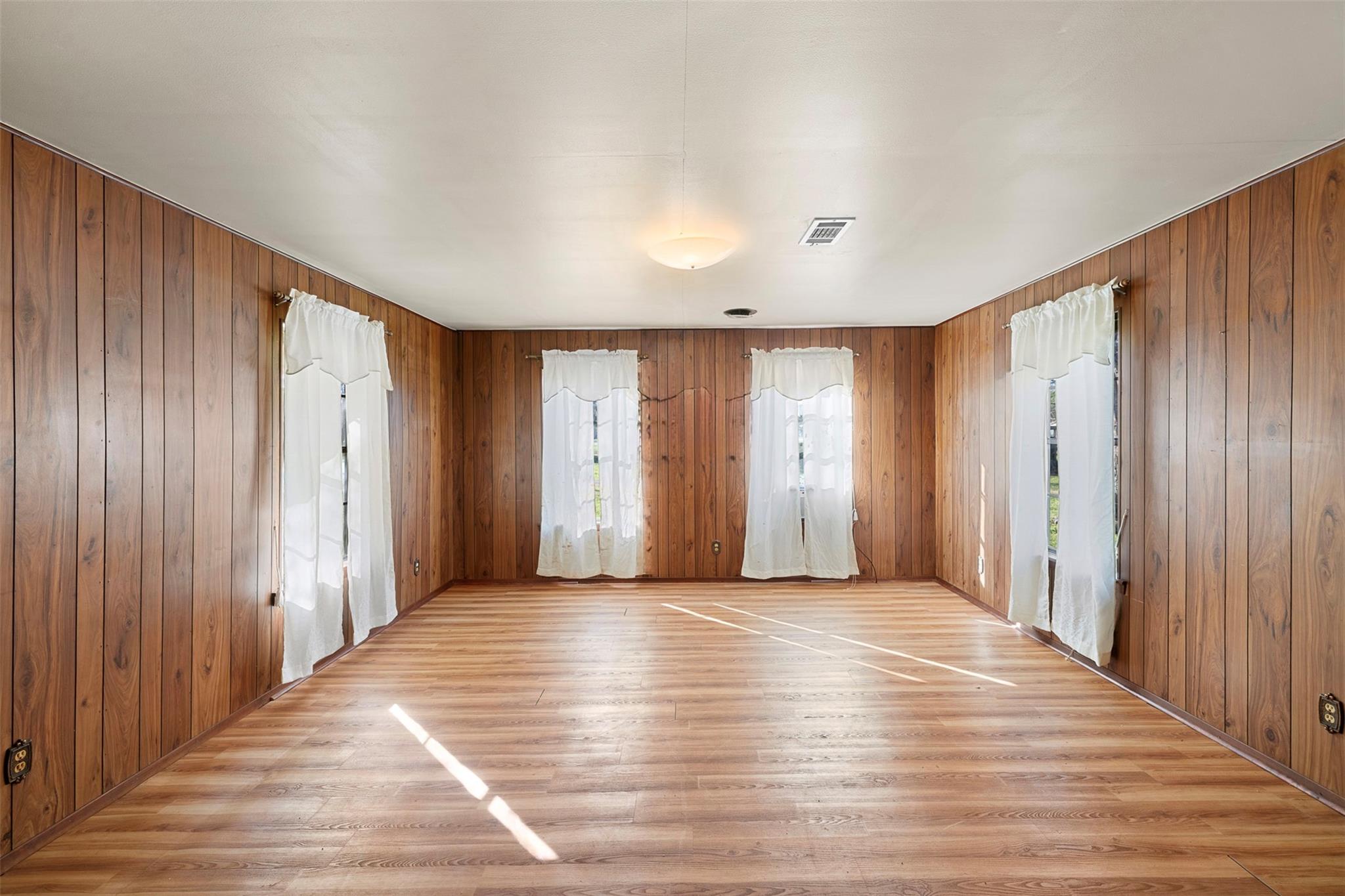 809 N Main St, Lexington, TX 78947