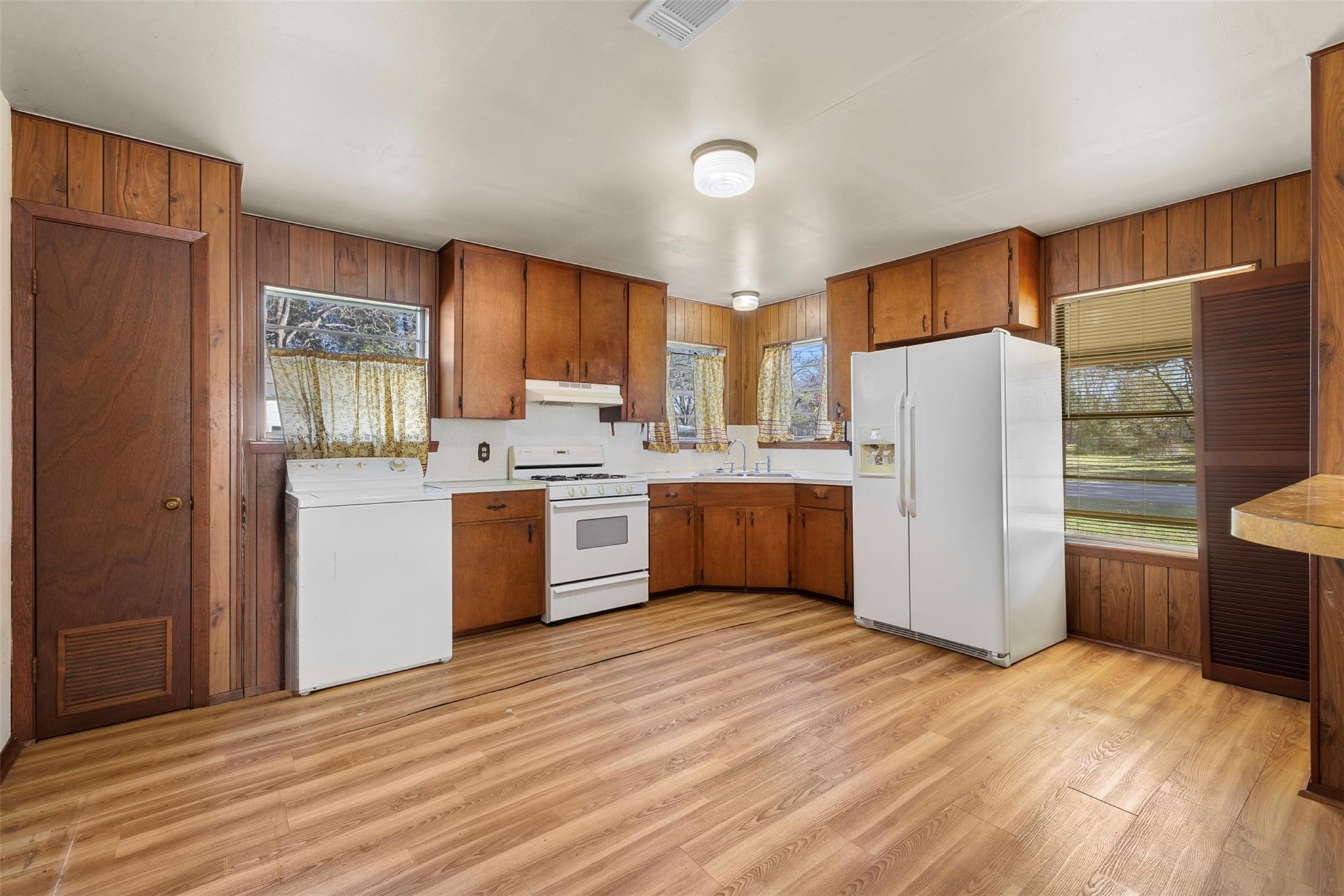 809 N Main St, Lexington, TX 78947