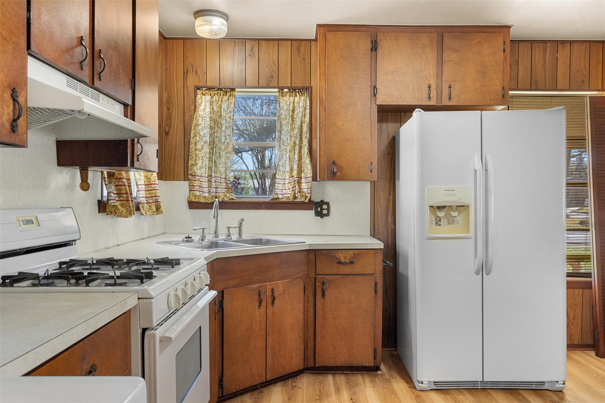 809 N Main St, Lexington, TX 78947