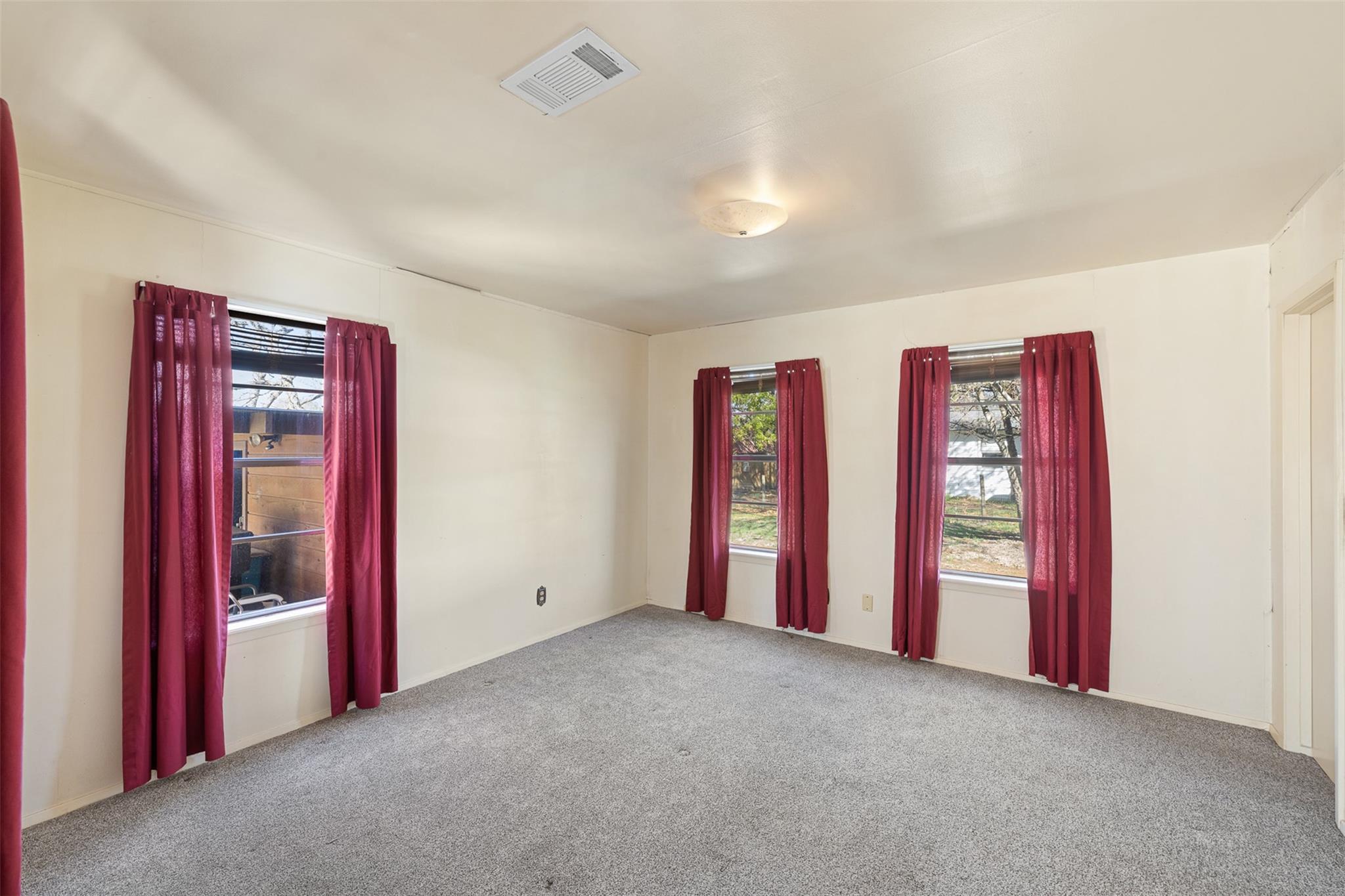 809 N Main St, Lexington, TX 78947