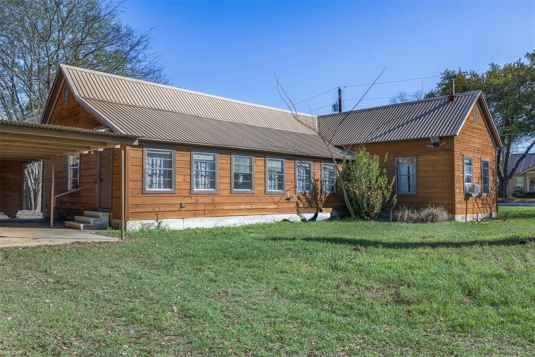 809 N Main St, Lexington, TX 78947