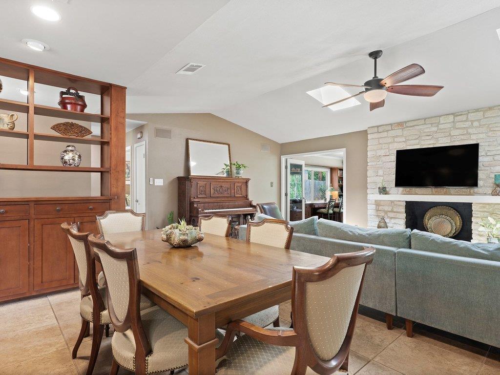 910 River Oaks Dr, Austin, TX 78753