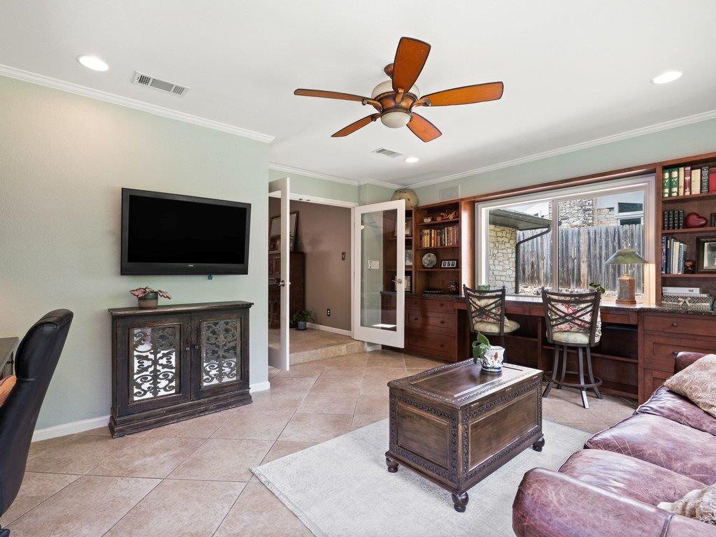 910 River Oaks Dr, Austin, TX 78753