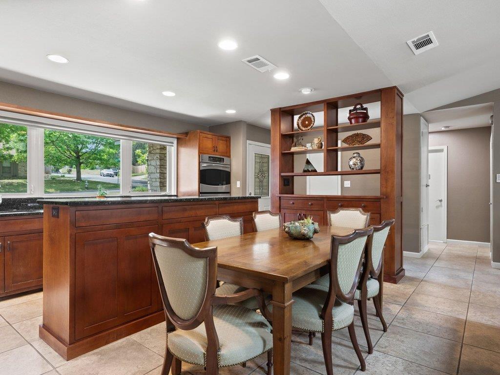 910 River Oaks Dr, Austin, TX 78753