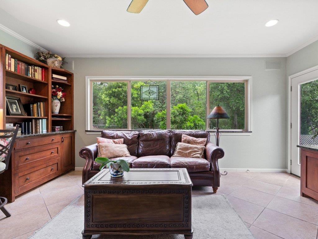 910 River Oaks Dr, Austin, TX 78753