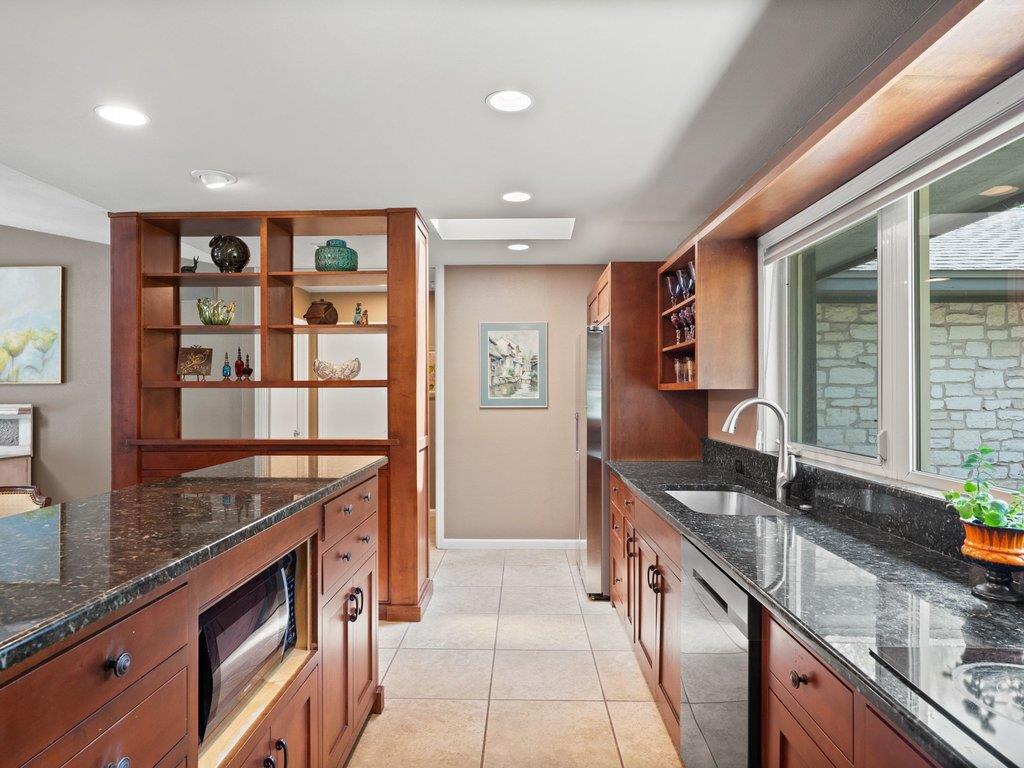 910 River Oaks Dr, Austin, TX 78753