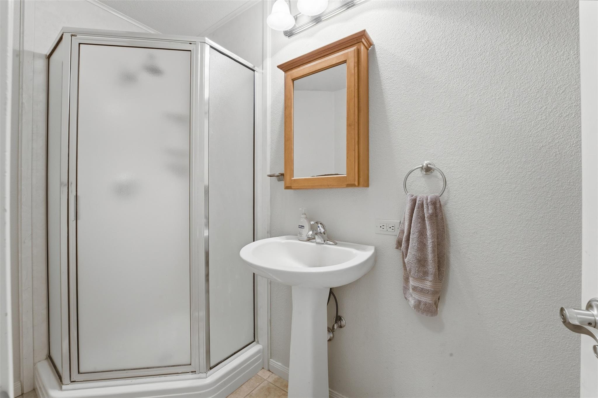 714 Louisiana Ave, Shiner, TX 77984