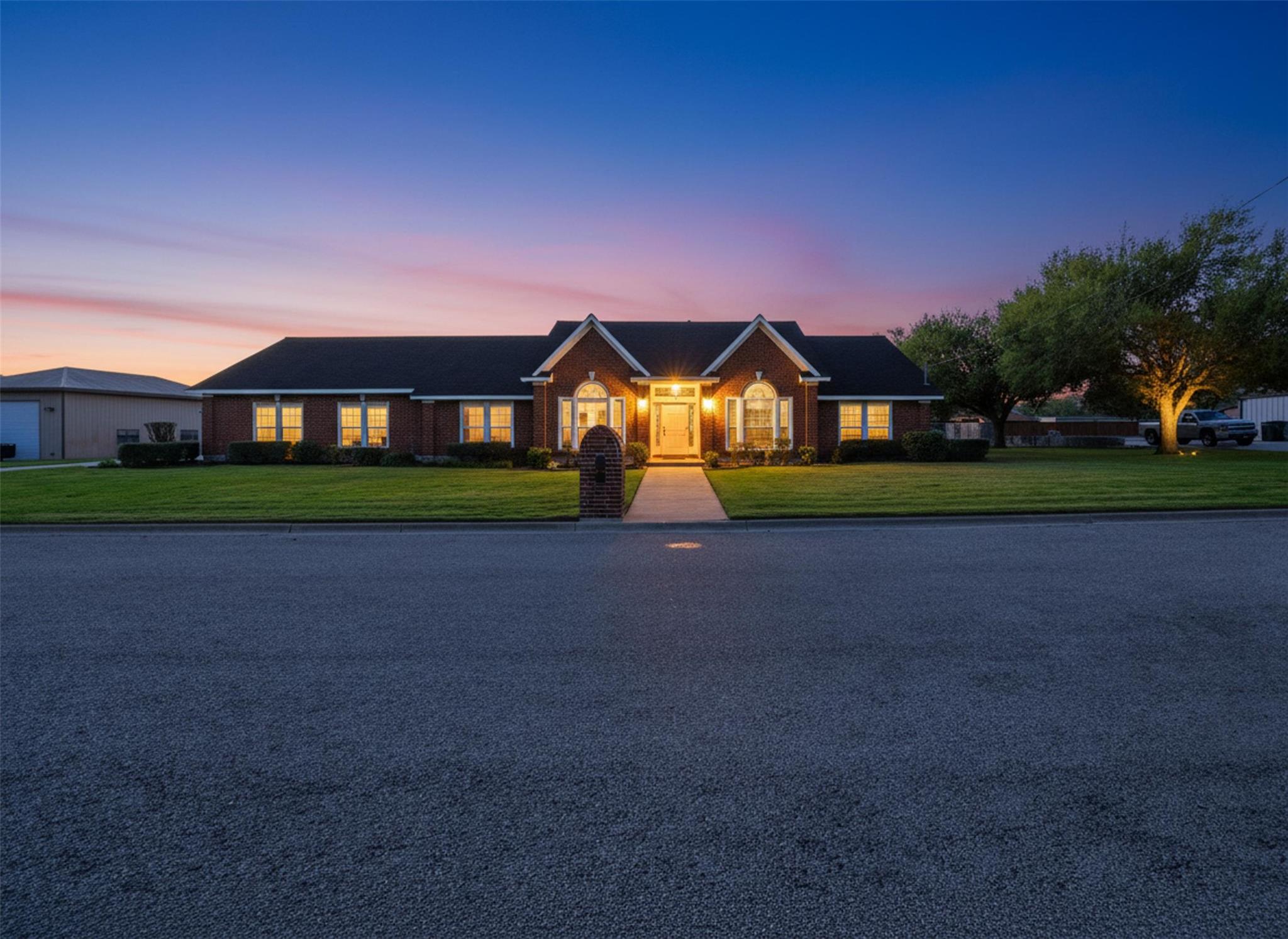 714 Louisiana Ave, Shiner, TX 77984