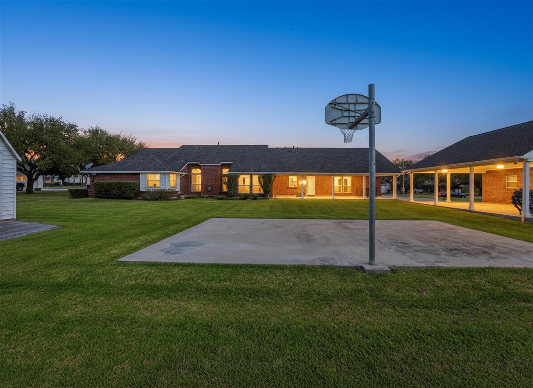 714 Louisiana Ave, Shiner, TX 77984