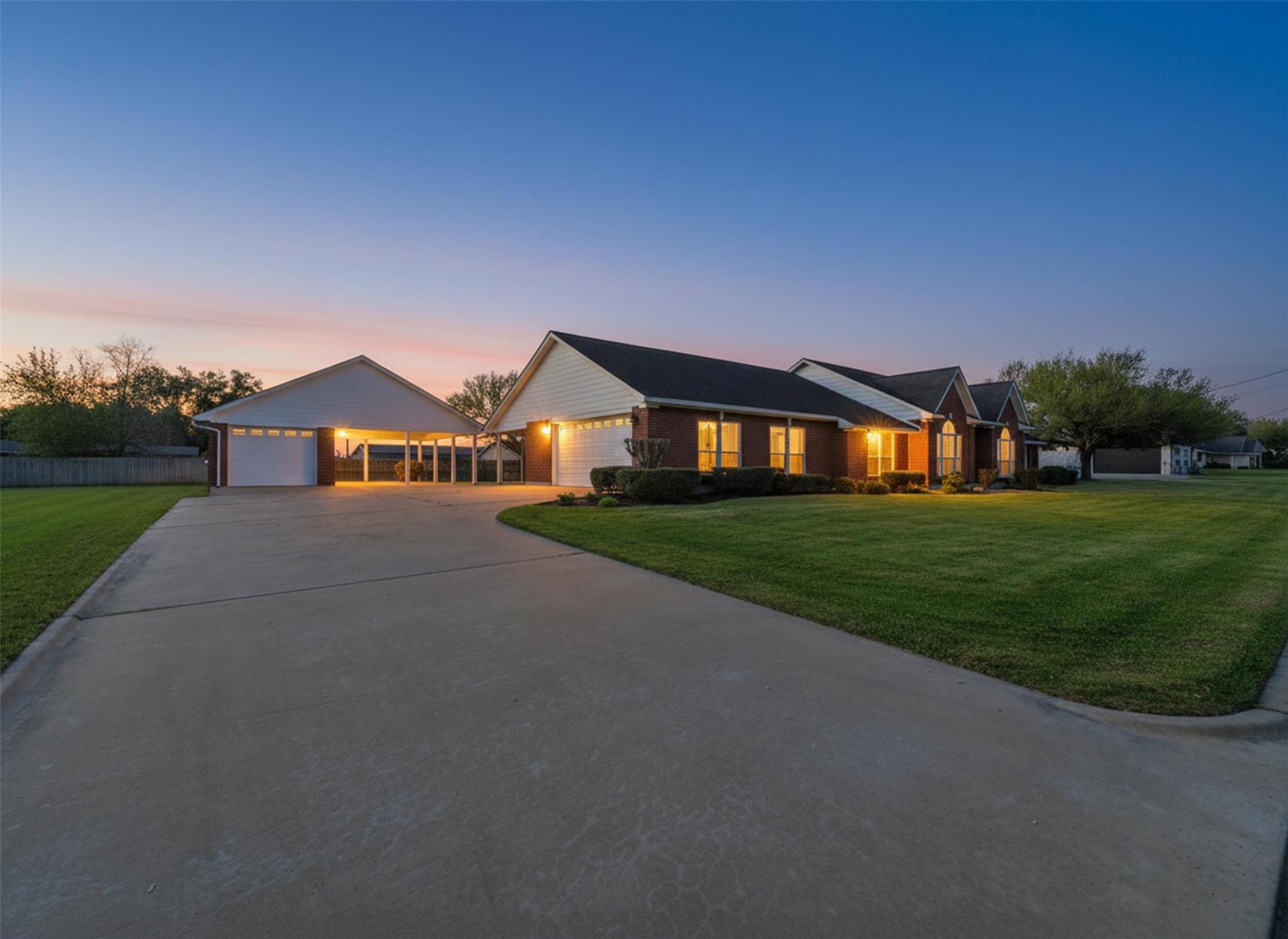 714 Louisiana Ave, Shiner, TX 77984