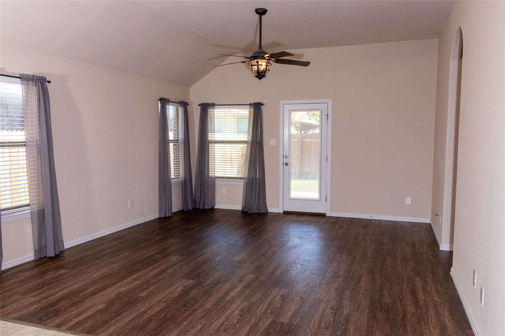 734 Oyster Crk, Buda, TX 78610