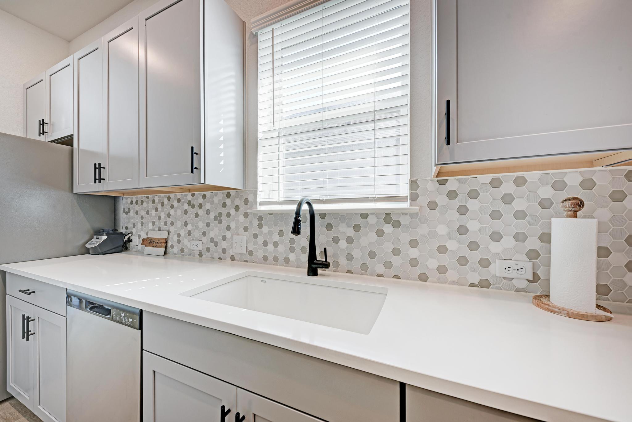 210 Mangold Dr, Hutto, TX 78634