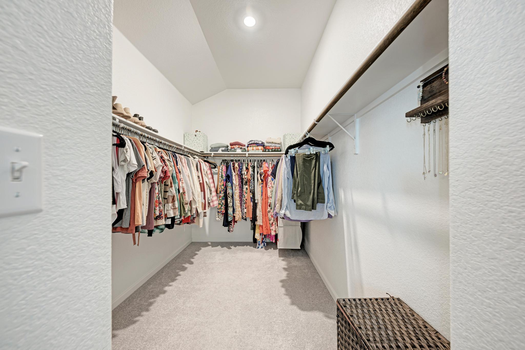 210 Mangold Dr, Hutto, TX 78634