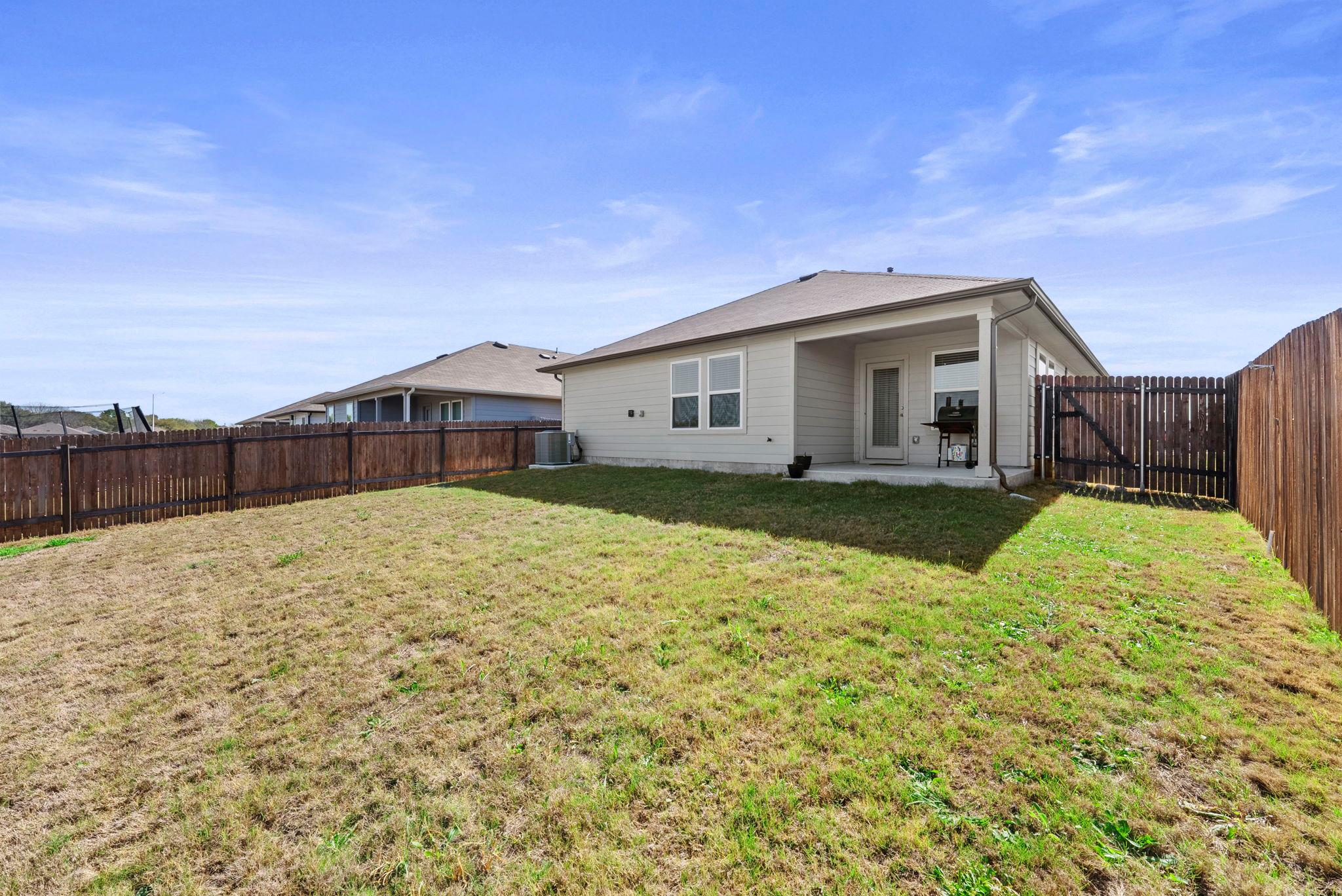 320 Darwin Pl, Lockhart, TX 78644