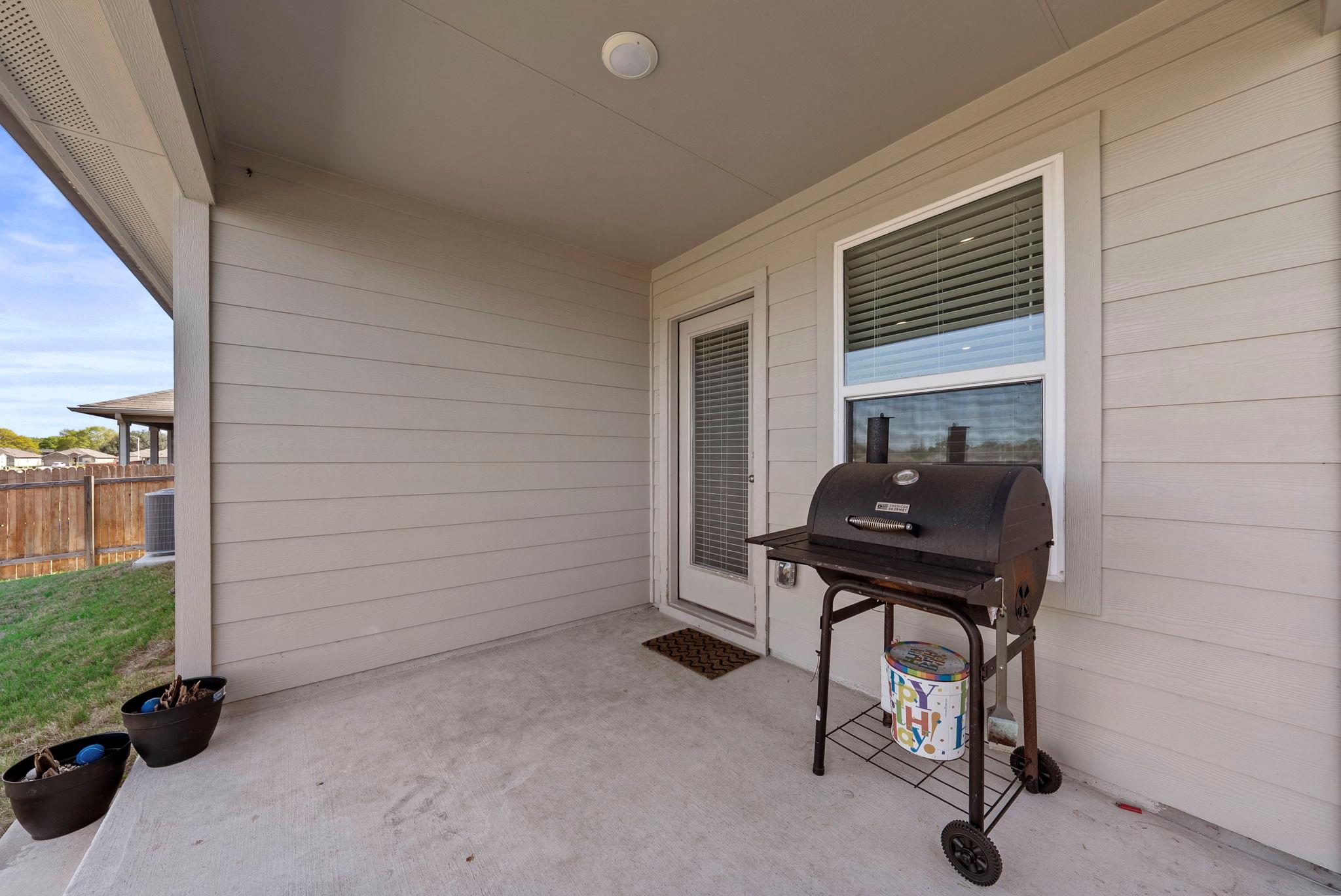 320 Darwin Pl, Lockhart, TX 78644