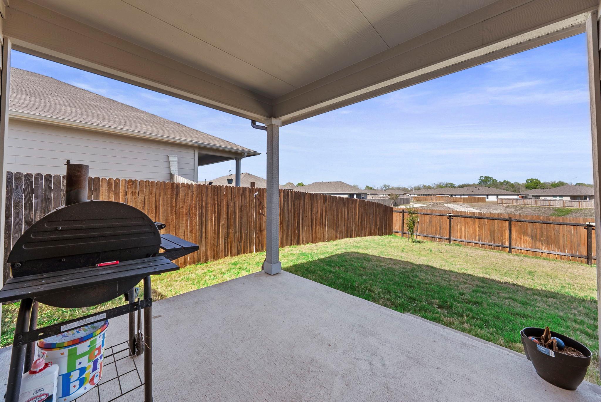 320 Darwin Pl, Lockhart, TX 78644