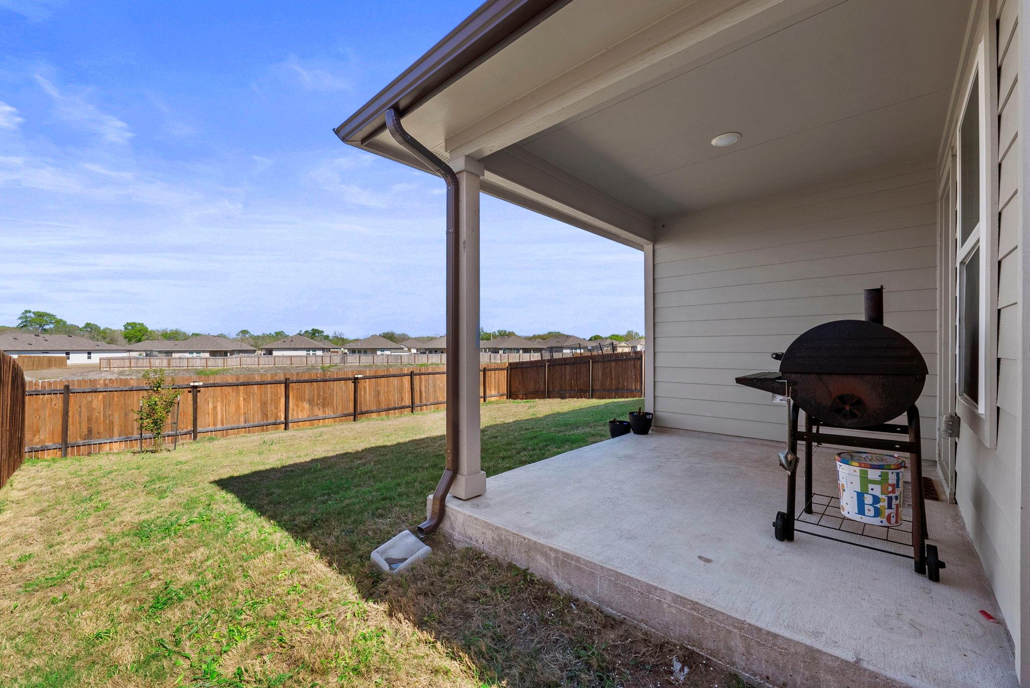 320 Darwin Pl, Lockhart, TX 78644