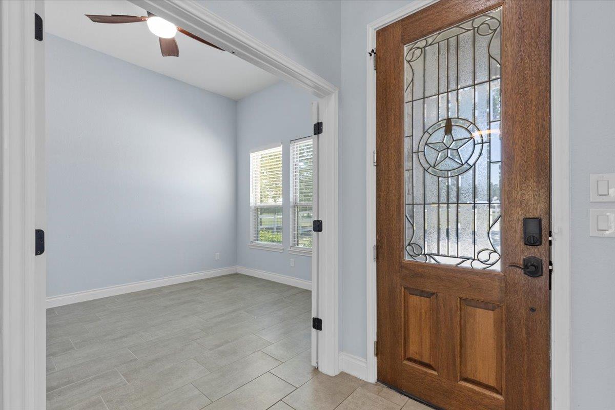 127 Medlar Dr, Cedar Creek, TX 78612