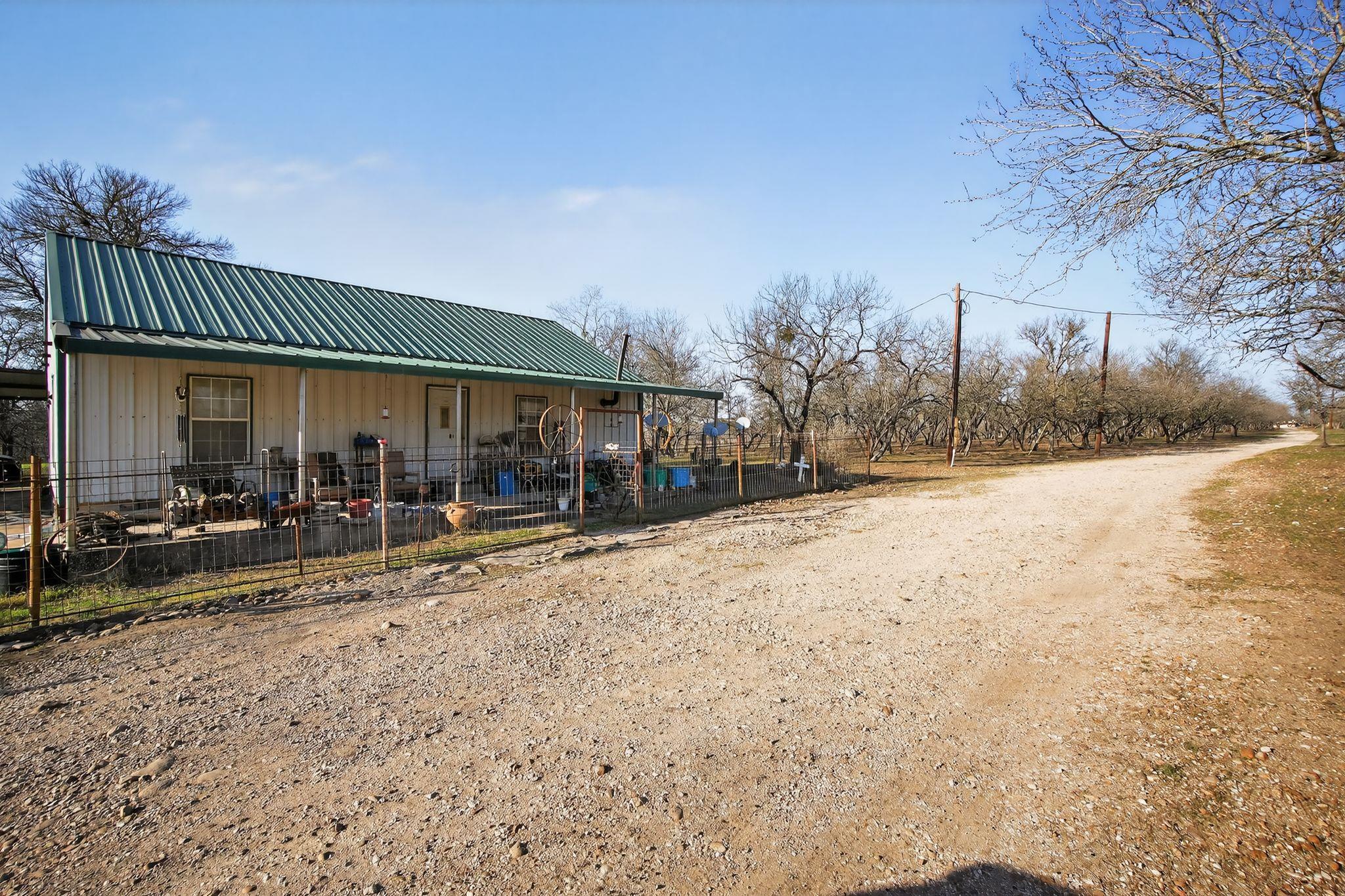 885 Longhollow Rd, Dale, TX 78616