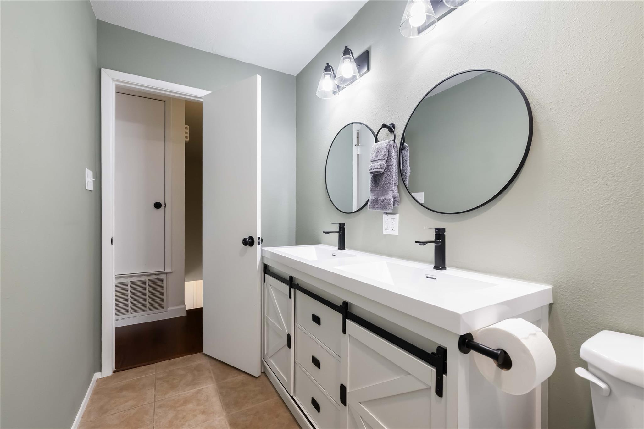 1703 Waterloo Trl # B, Austin, TX 78704